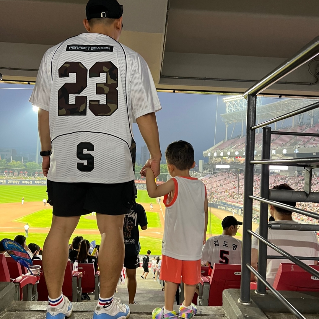 Jordan 11 Retro Low University Blue 2017, Supreme Perfect Season Football Jersey White - 23SS 착용 스타일
