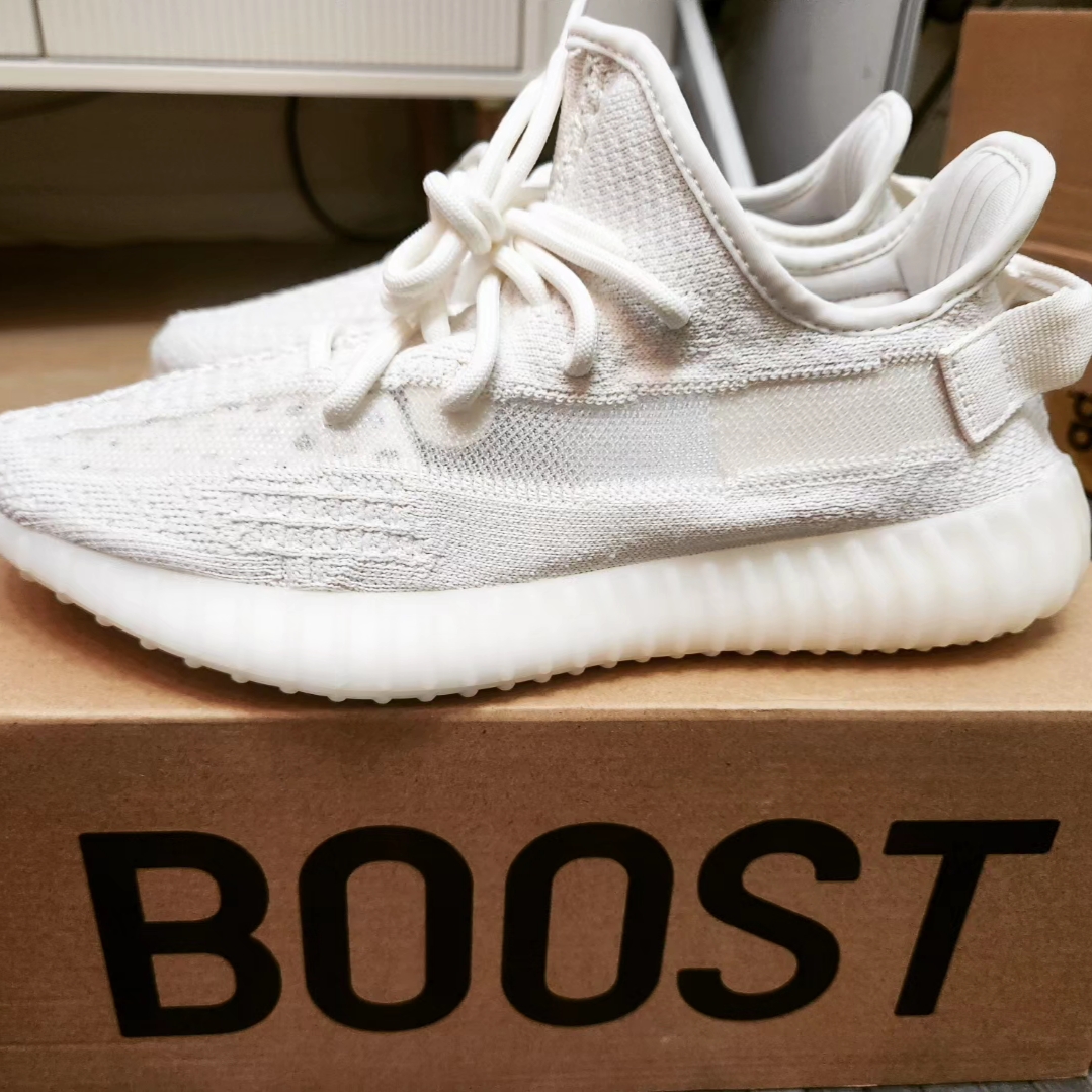 Adidas Yeezy Boost 350 V2 Bone 착용 스타일 - 1