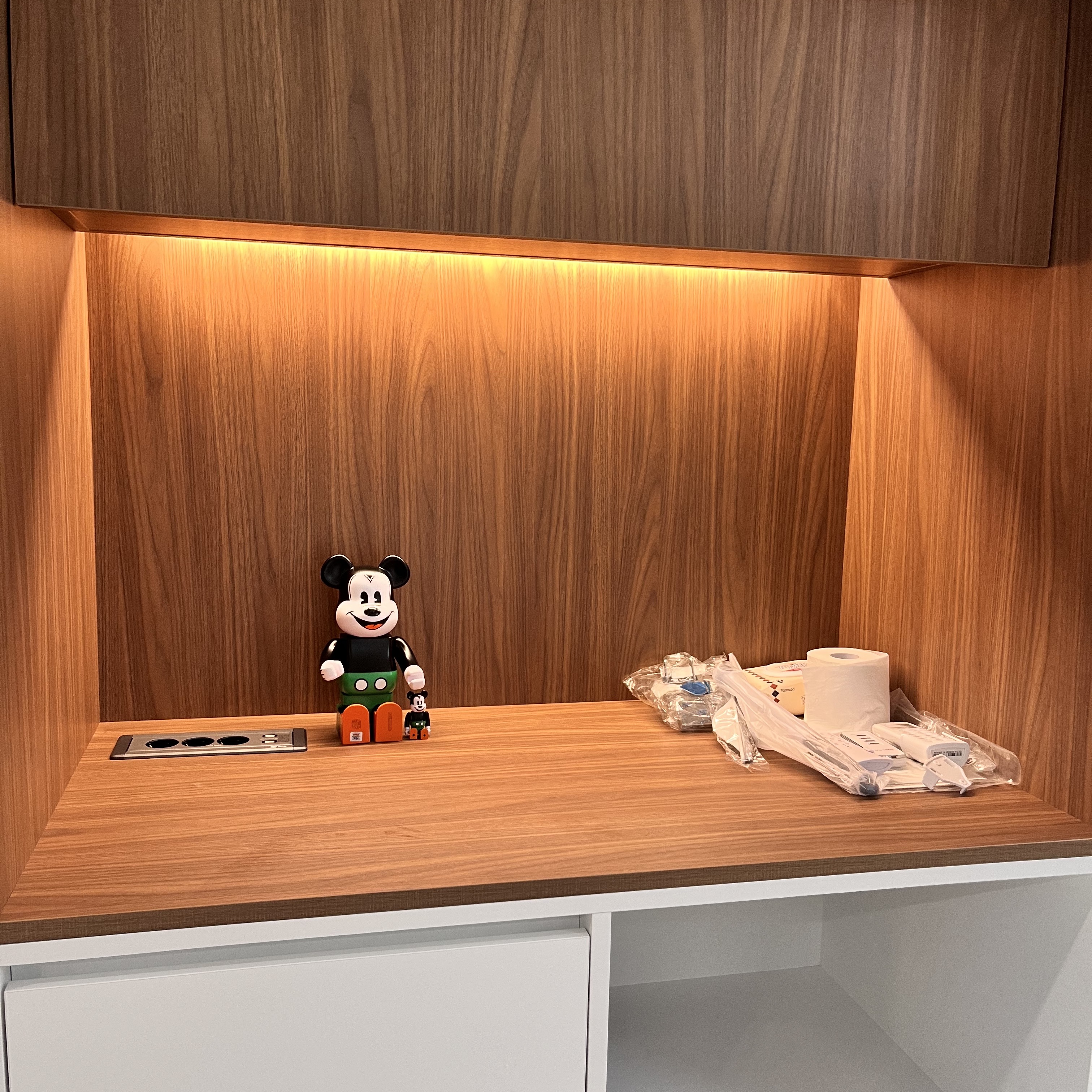 Bearbrick Mickey Mouse 1930's Poster 100% & 400% Set 착용 스타일