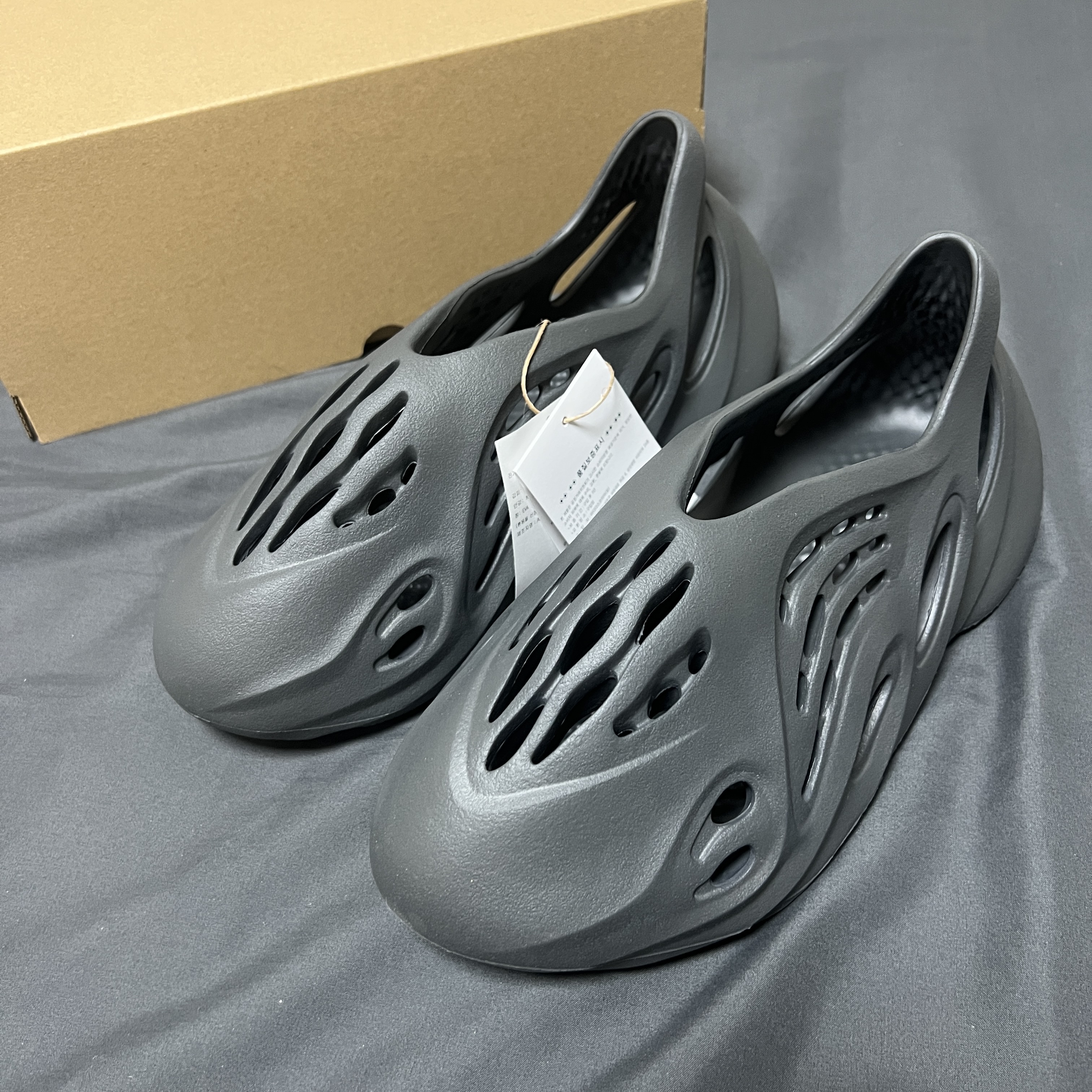Adidas Yeezy Foam RNNR Carbon 착용 스타일
