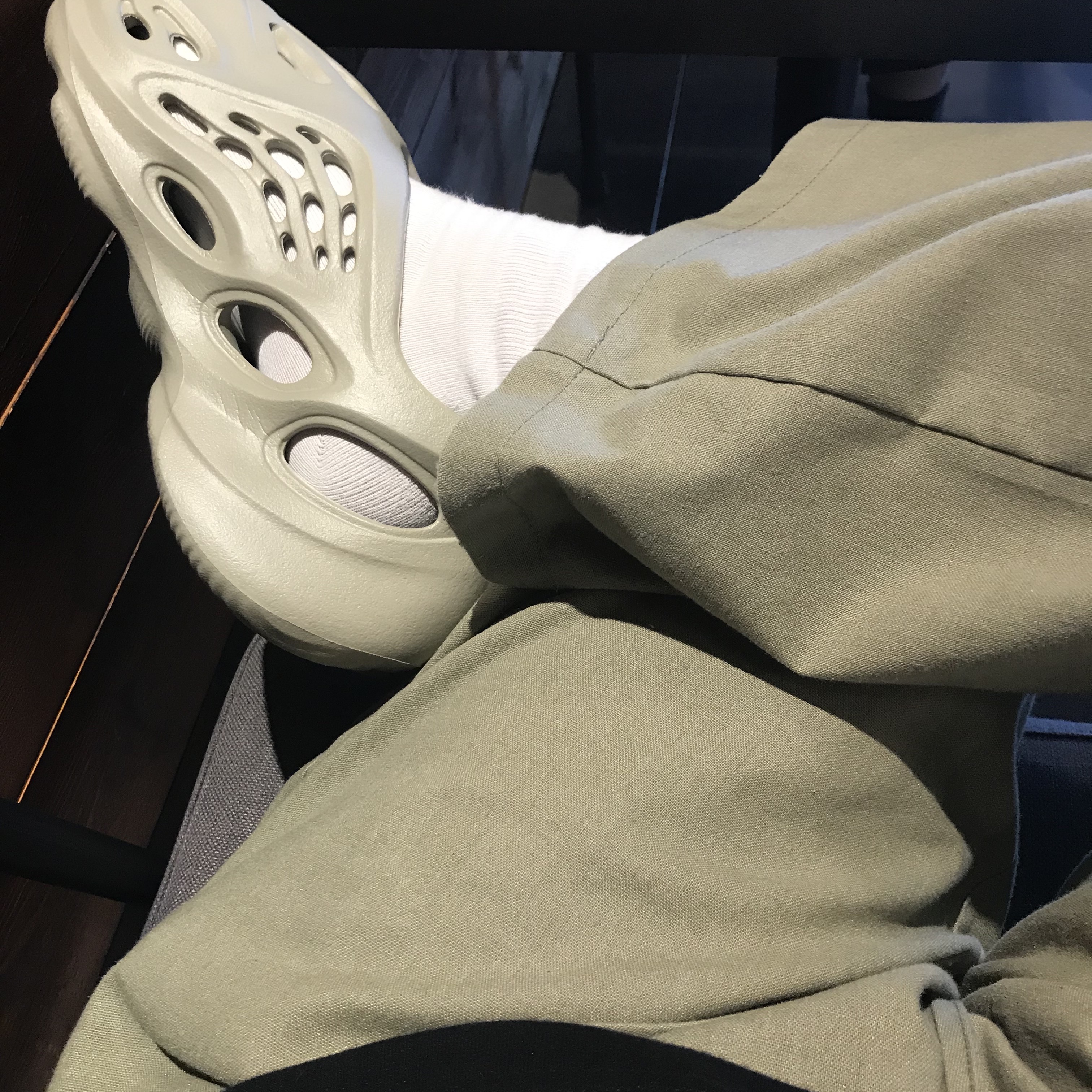 Adidas Yeezy Foam RNNR Stone Salt 착용 스타일 - 2