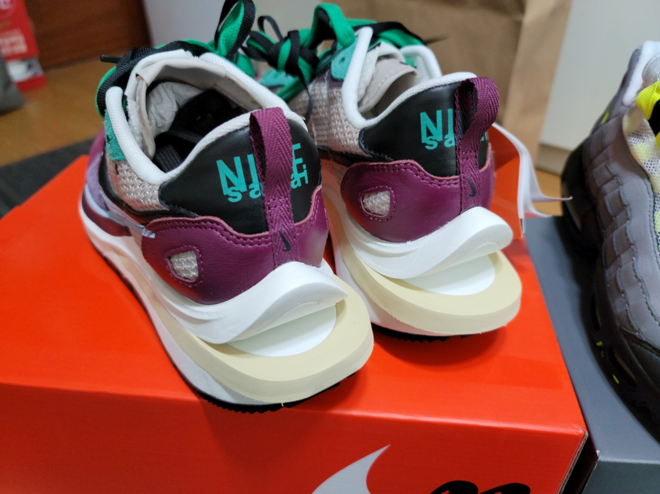 Nike x Sacai VaporWaffle String & Black Villain Red 착용 스타일 - 3
