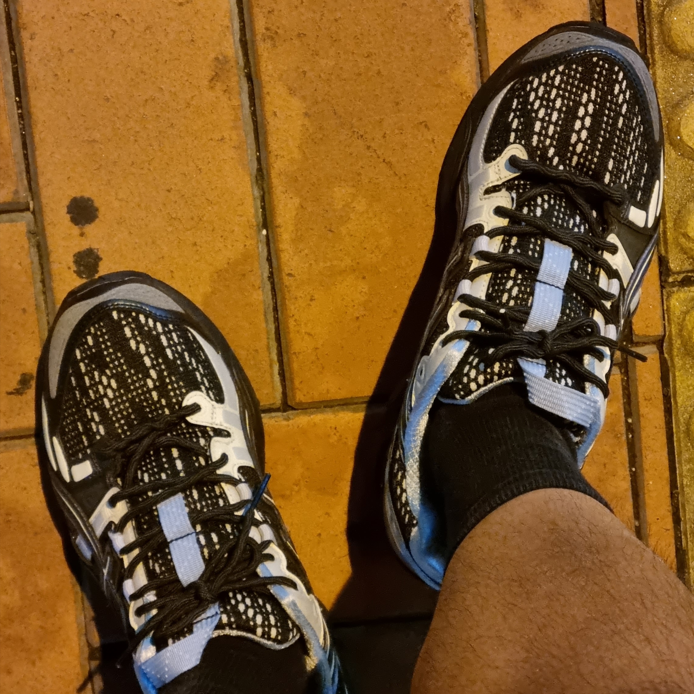 Asics UB5-S Gel-Nimbus 9 Black Gunmetal 착용 스타일