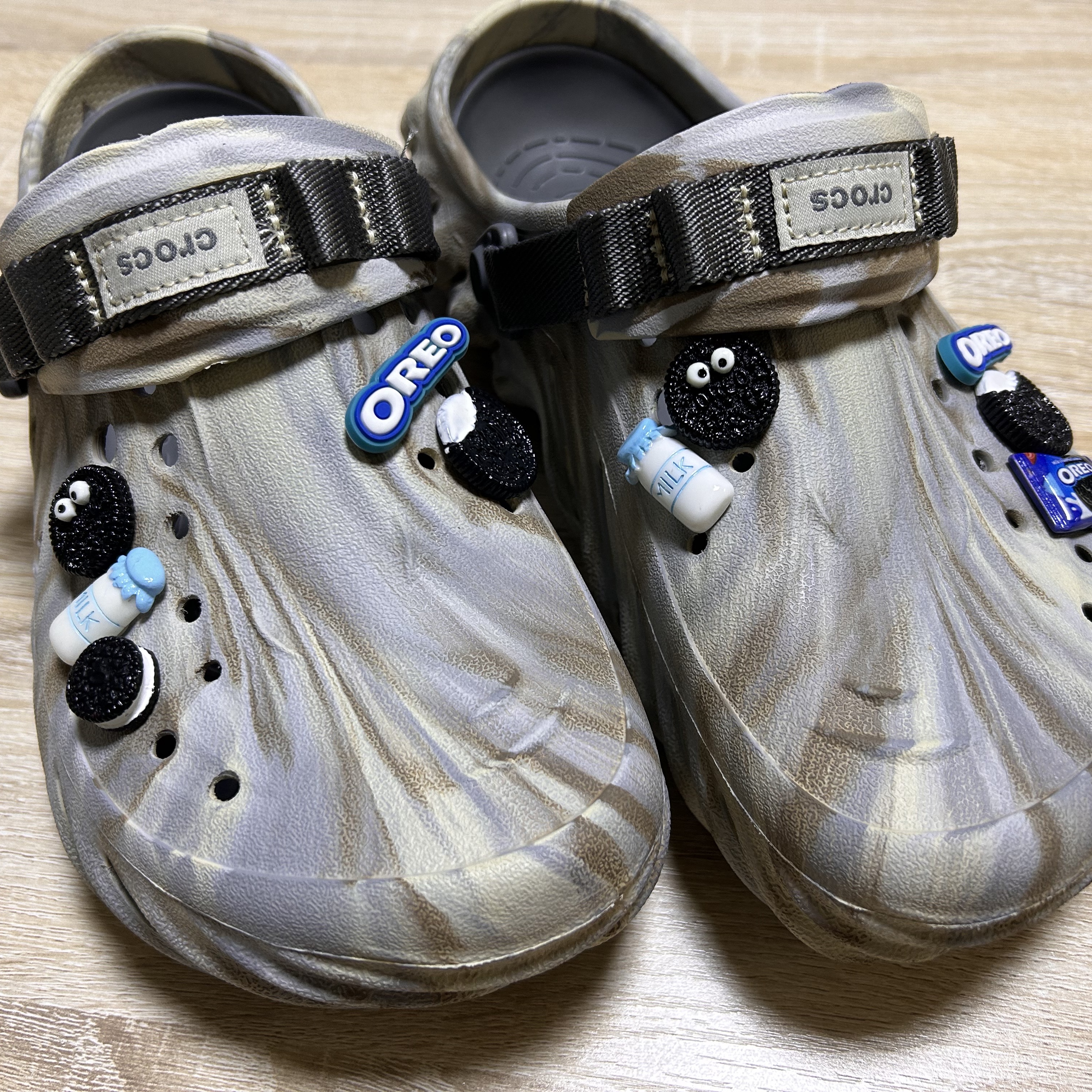 Crocs Echo Marbled Clog Bone Multi 착용 스타일 - 1