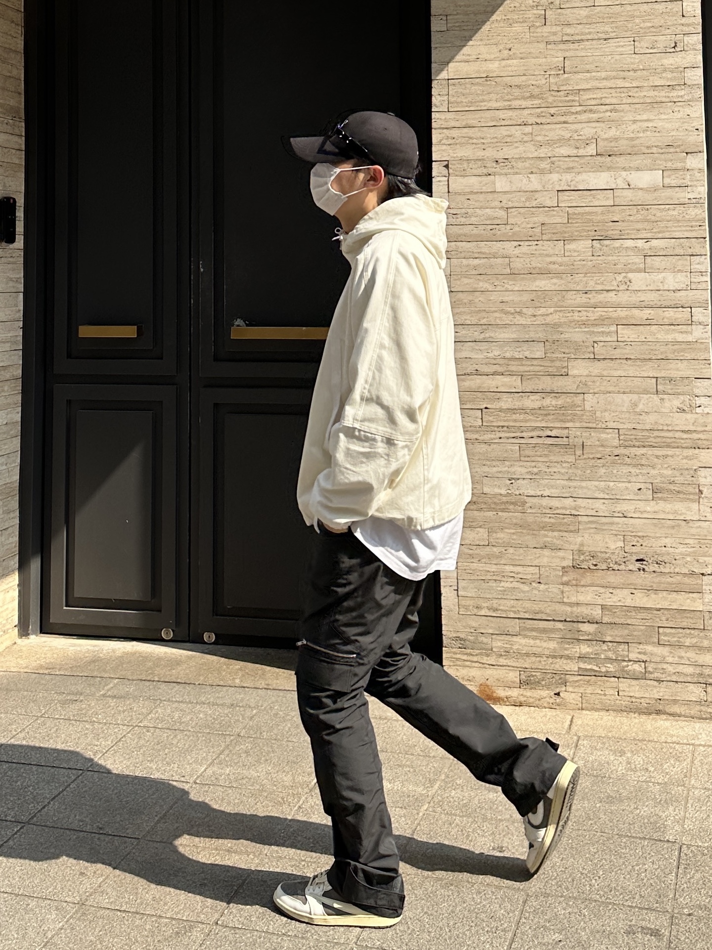 Jordan 1 x Travis Scott Retro Low OG SP Sail and Ridgerock, Gentle Monster x Maison Margiela MM005 Black Black 착용 스타일 - 2