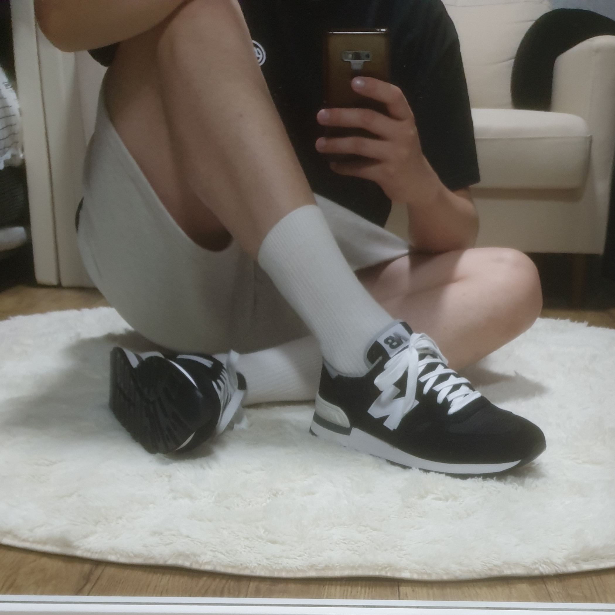 New Balance 990v1 Made in USA Black, Essentials The Core Collection Sweatshorts Light Oatmeal 착용 스타일 - 2