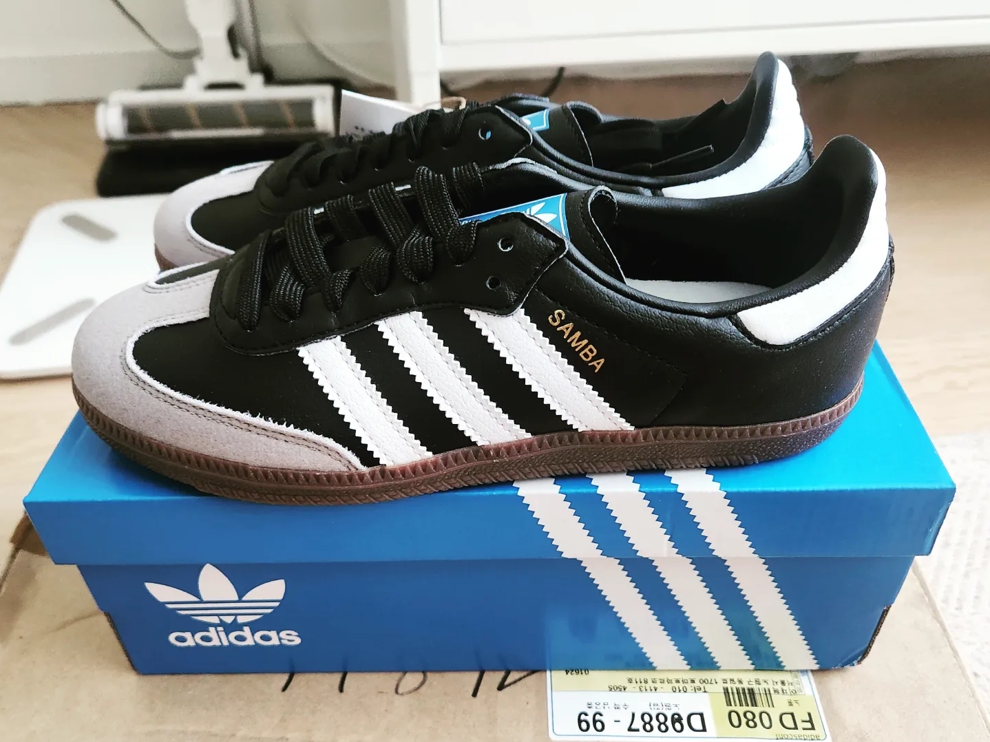 Adidas Samba Vegan Black White 착용 스타일 - 2