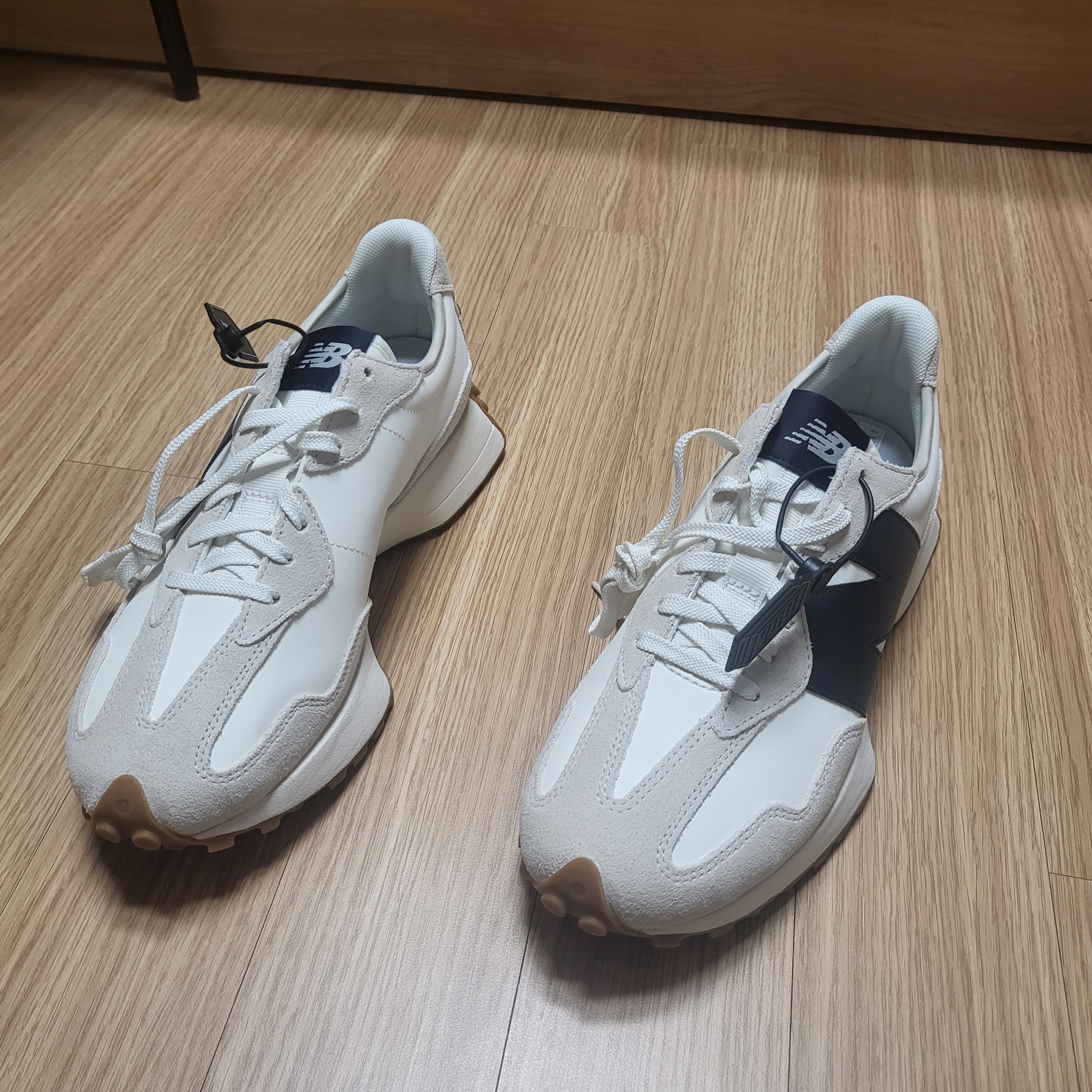 (W) New Balance 327 Beige Gum 착용 스타일 - 2