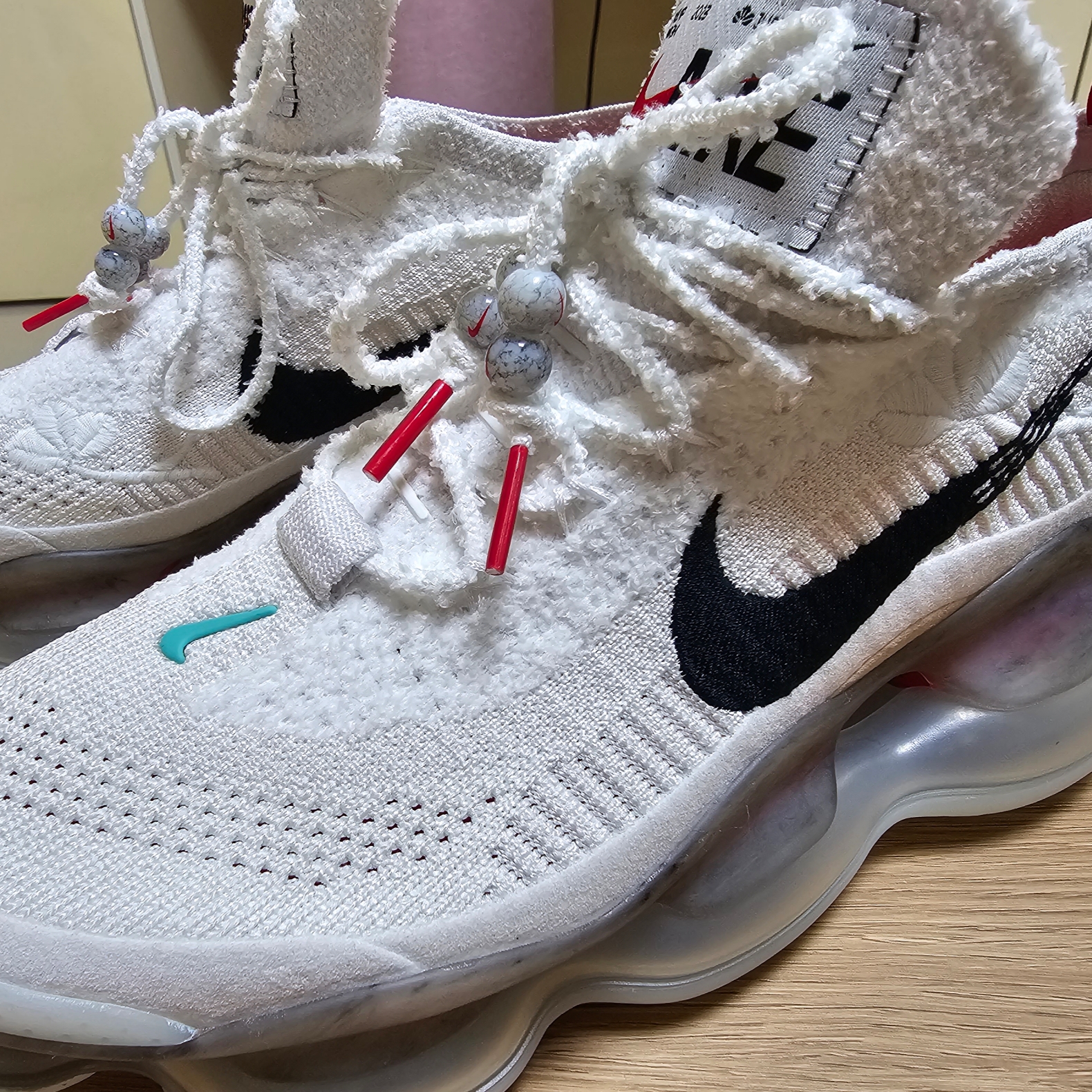 Nike Air Max Scorpion Flyknit Summit White 착용 스타일