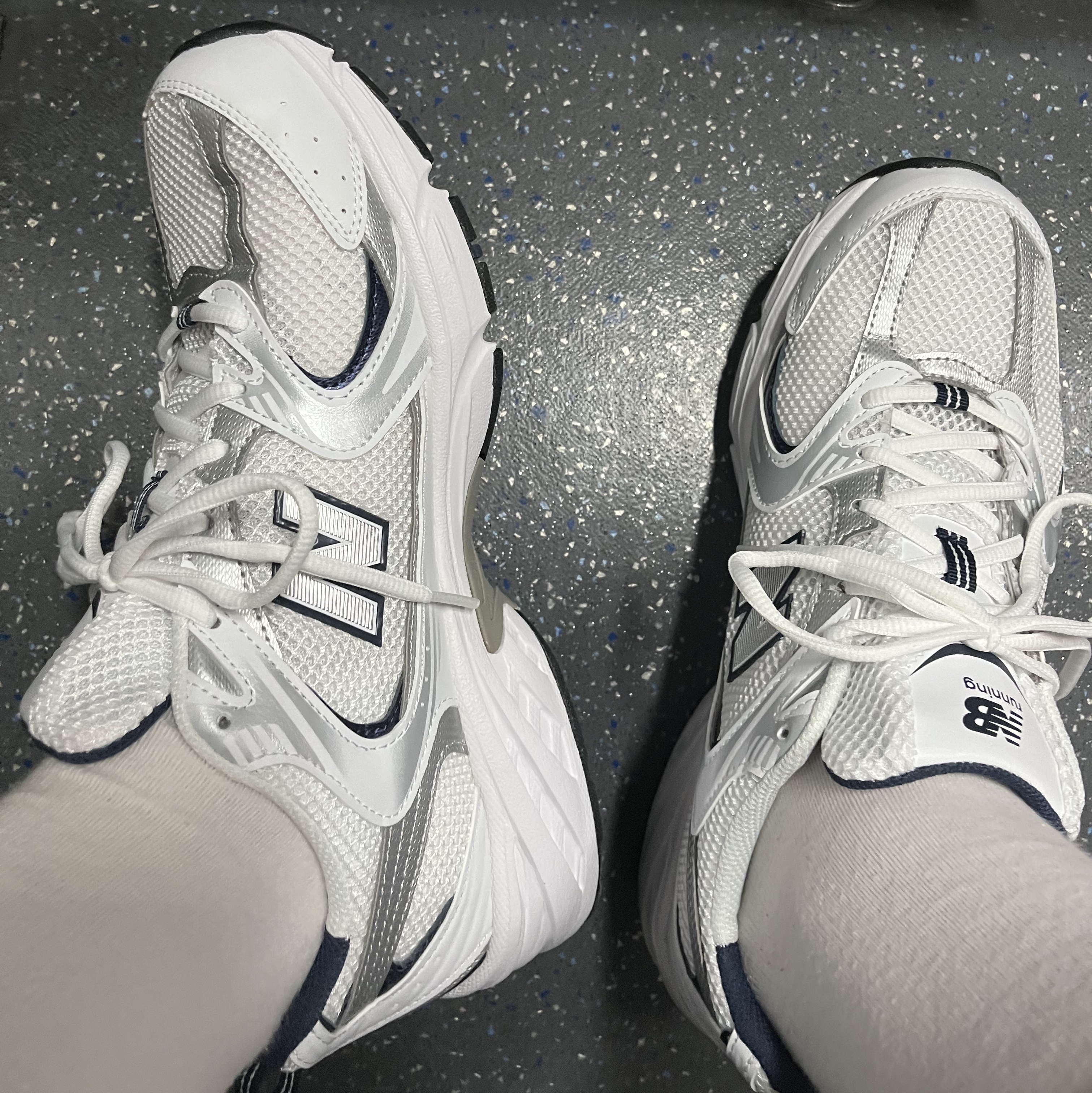 New Balance 530 White, Jordan 1 Retro Low OG Black Toe 착용 스타일 - 1