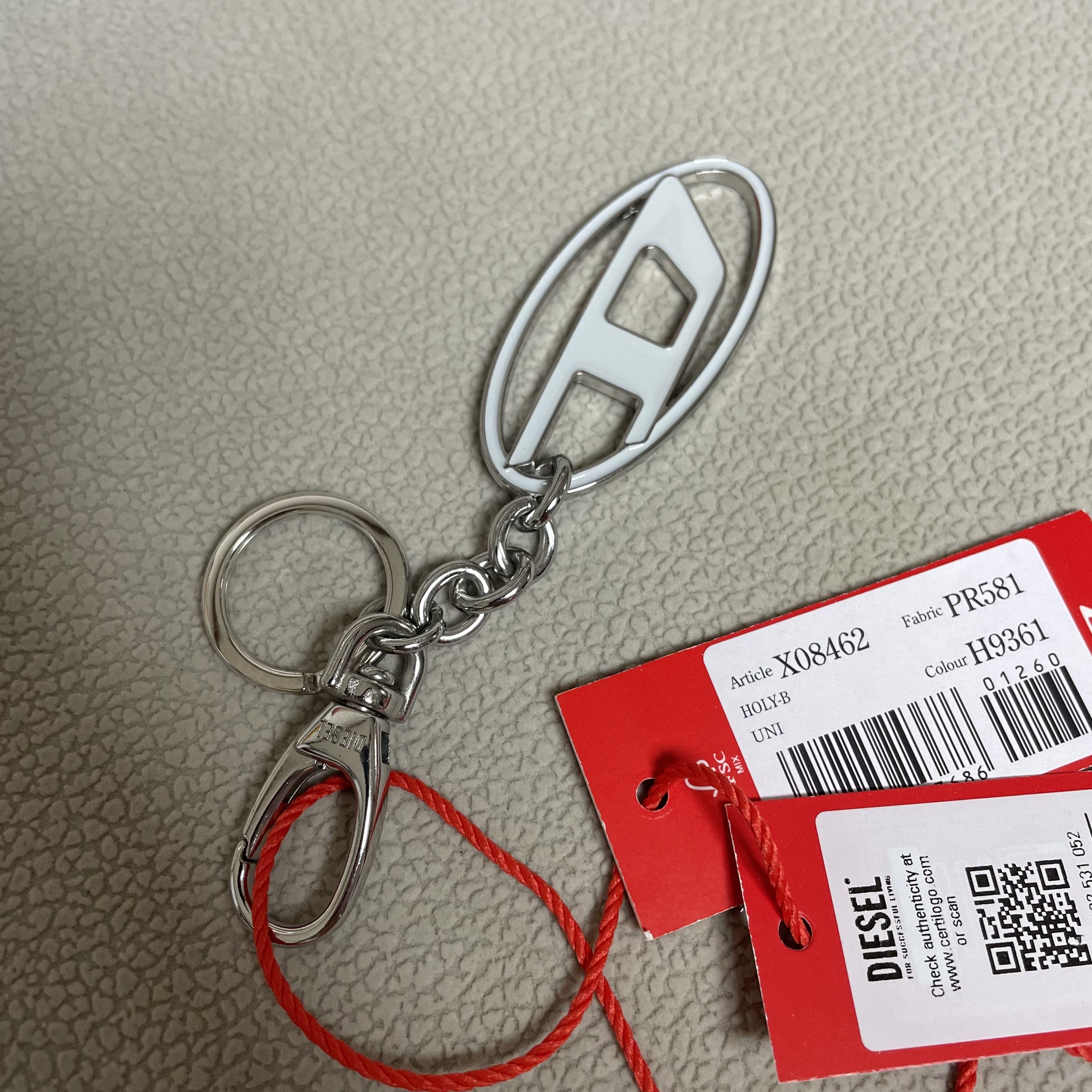 Diesel Holy B Logo Keyring Silver 착용 스타일