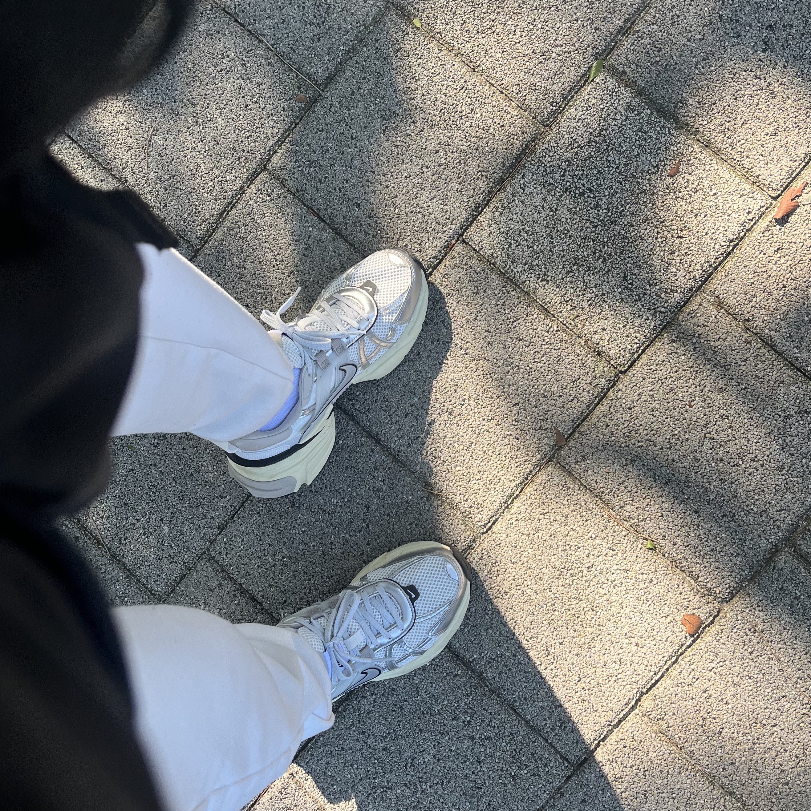Nike V2K Run Summit White Metallic Silver 착용 스타일 - 1