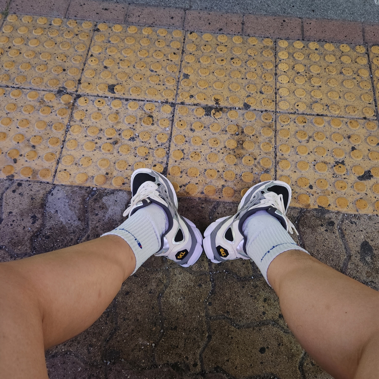 Asics Gel-NYC Black Clay Grey 착용 스타일 - 1