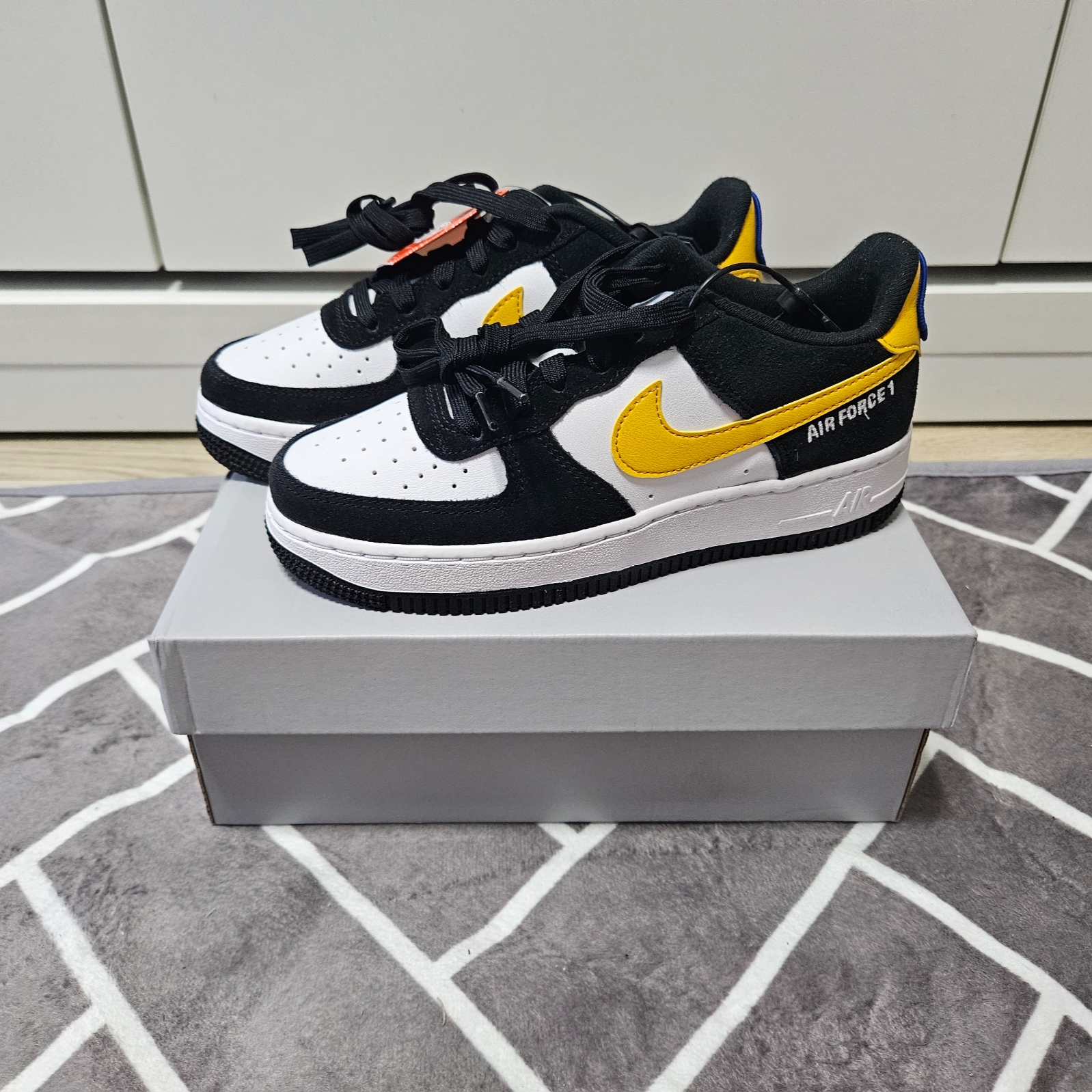 (GS) Nike Air Force 1 LV8 Athletic Club Black Dark Sulfur 착용 스타일