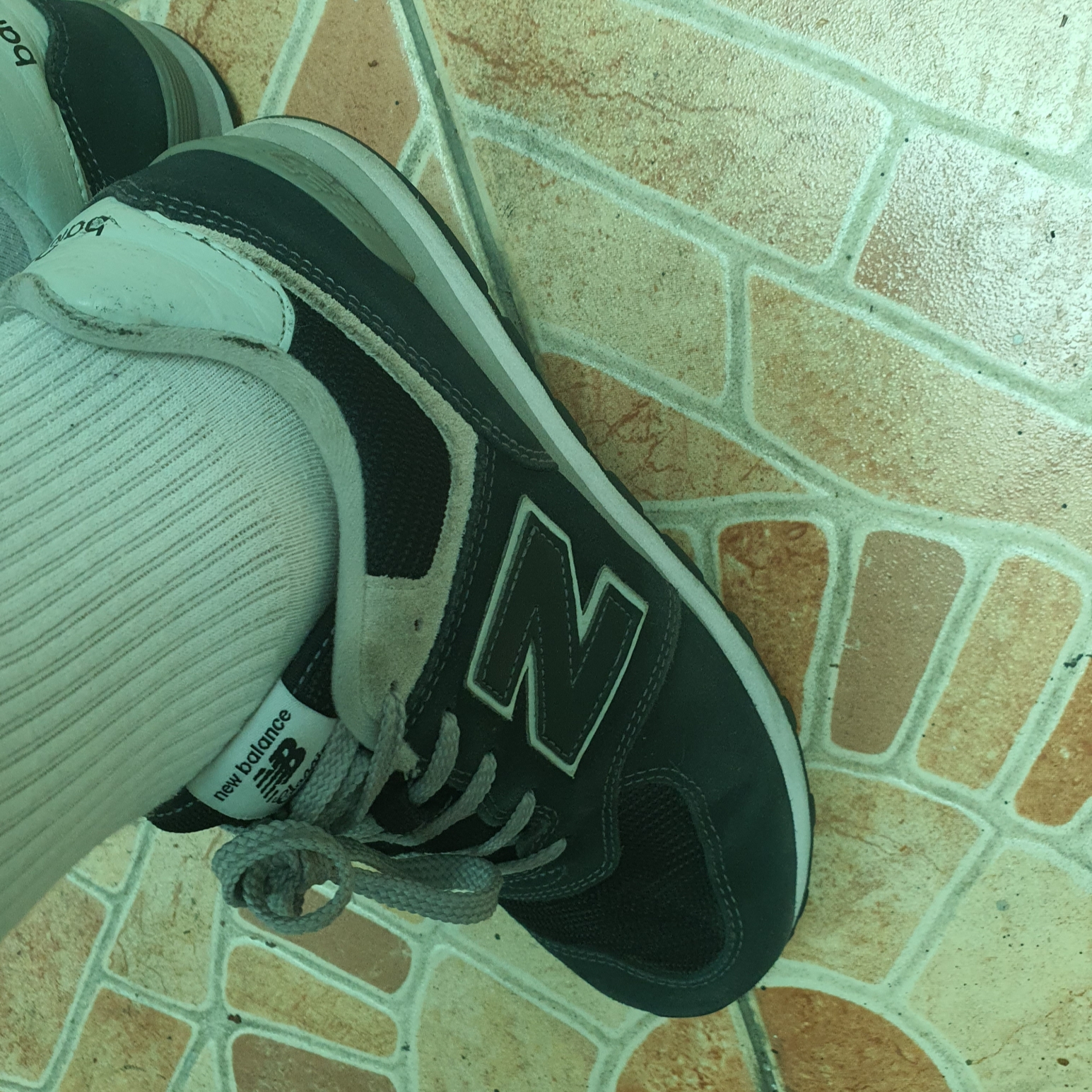 New Balance 574 Black - D Standard 착용 스타일 - 3