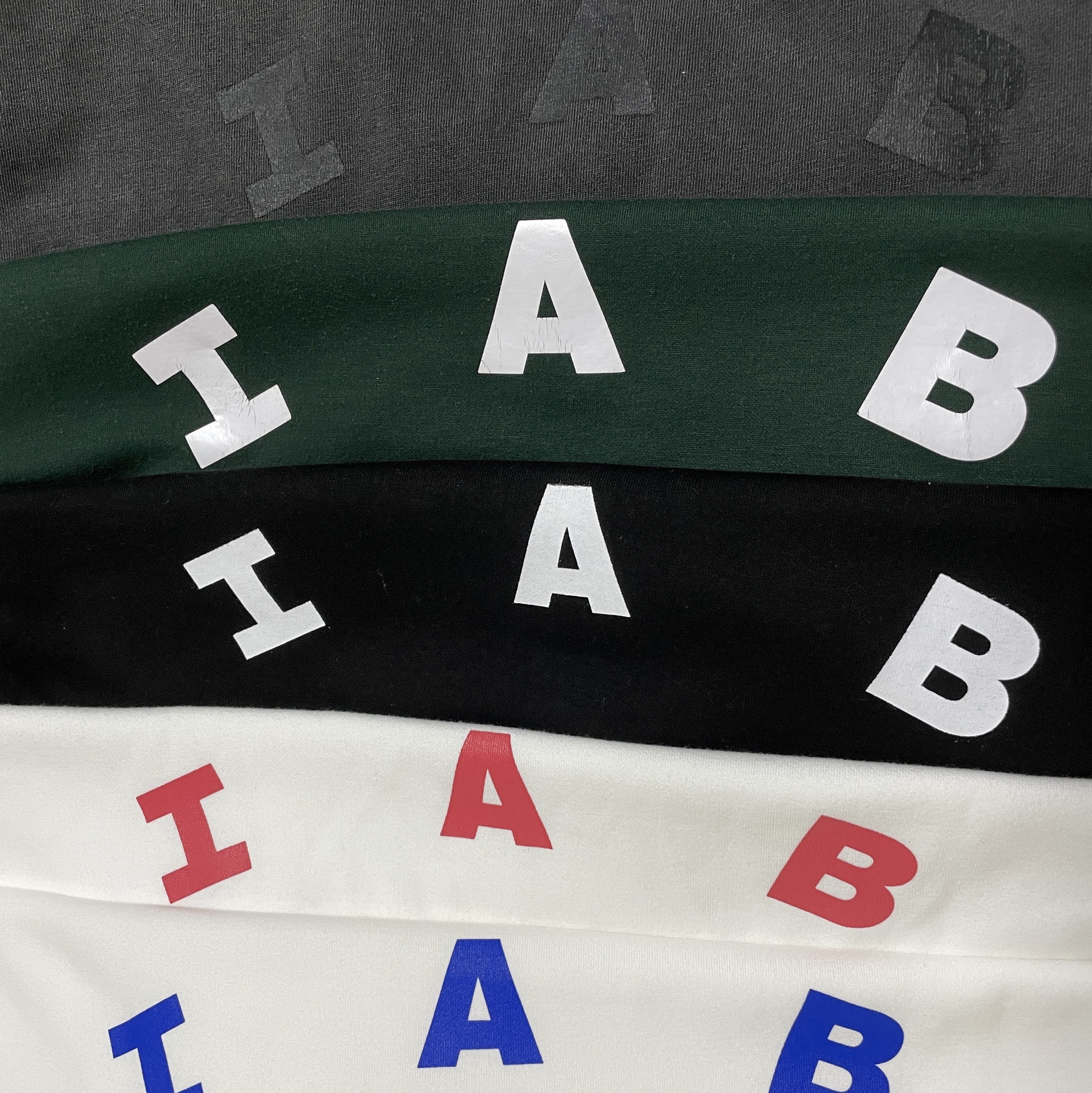 IAB Studio 10th Anniversary T-Shirt Black, IAB Studio T-Shirt White - The Hyundai Seoul Exclusive 착용 스타일