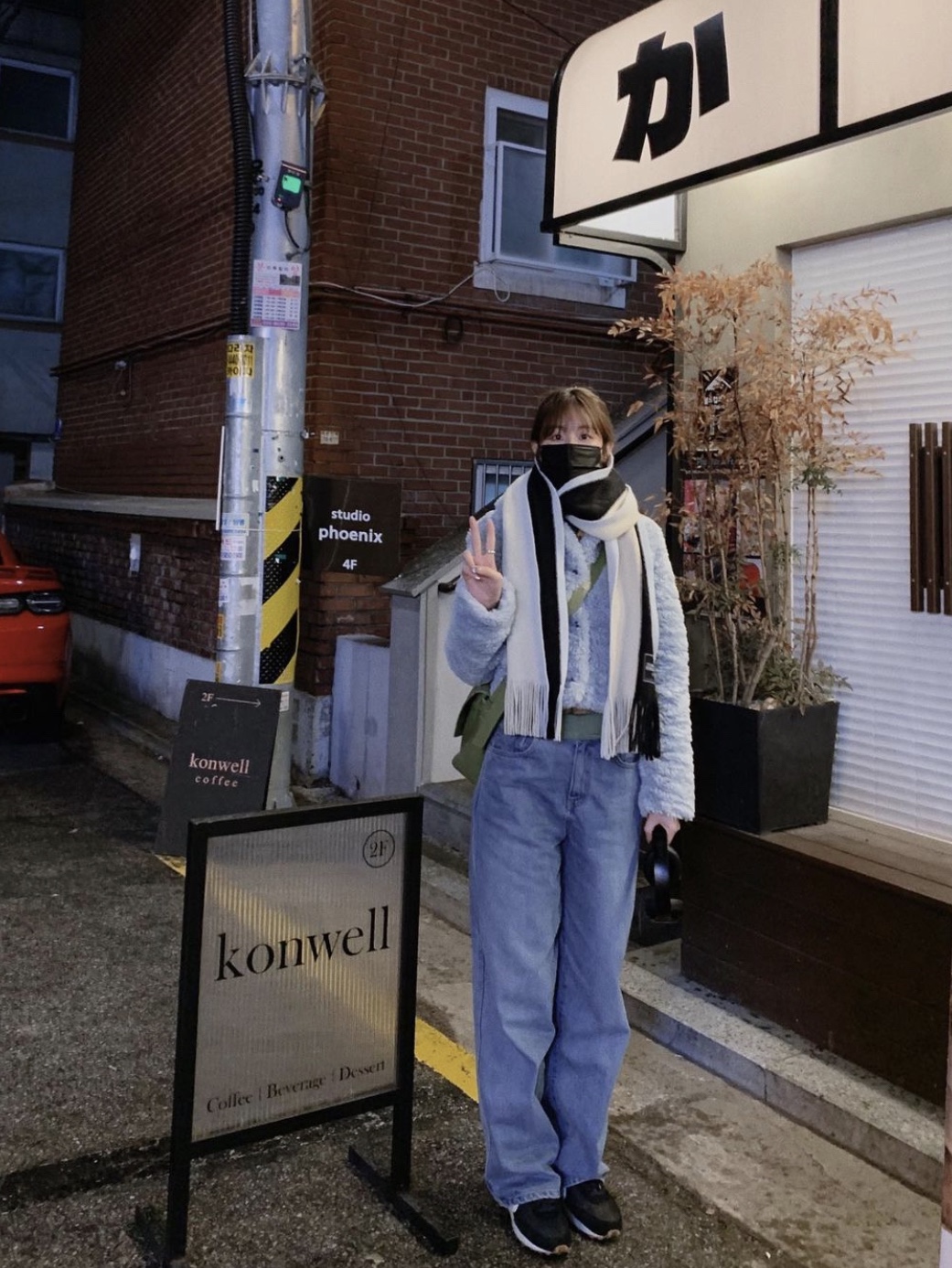 Open Yy Fringe Stripe Muffler Cream, Open Yy Fringe Stripe Muffler Red 착용 스타일