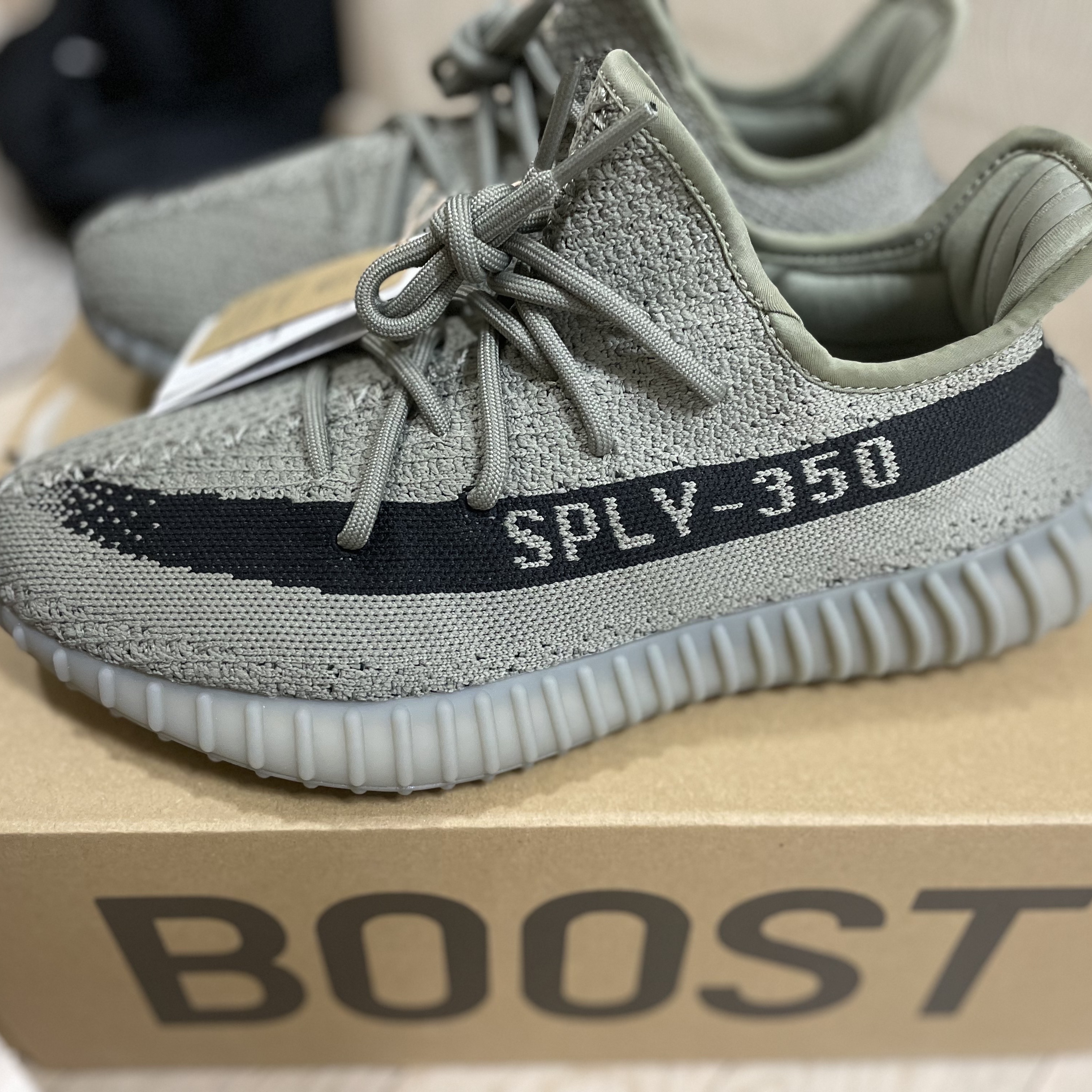 Adidas Yeezy Boost 350 V2 Granite Core Black 착용 스타일