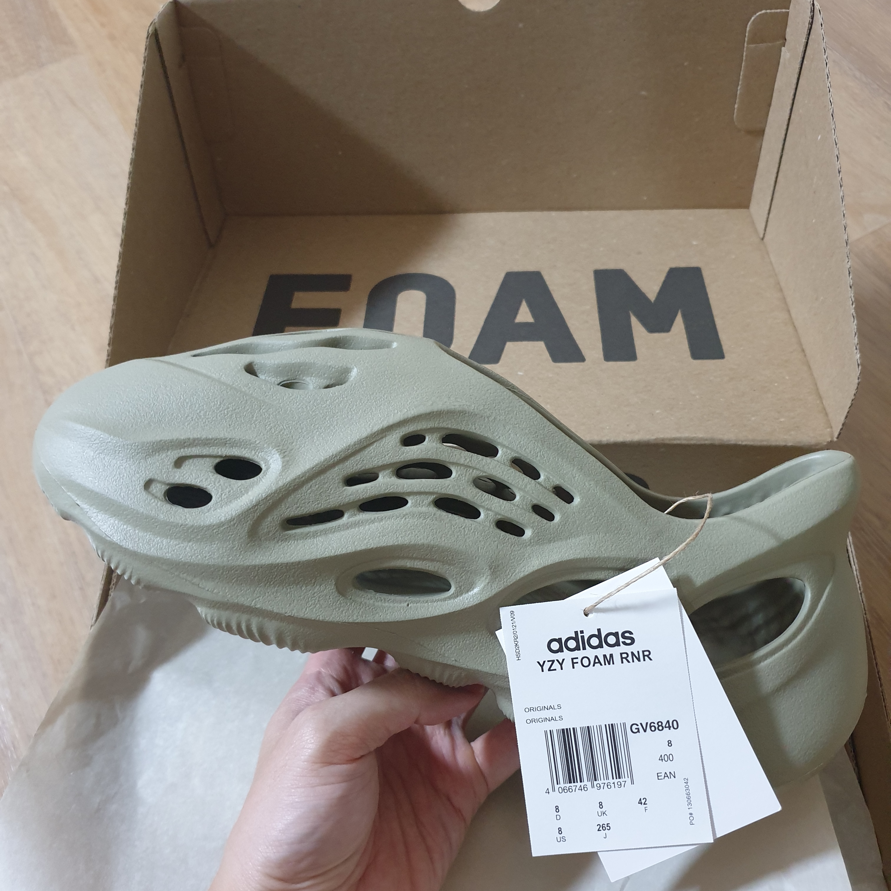 Adidas Yeezy Foam RNNR Stone Salt 착용 스타일