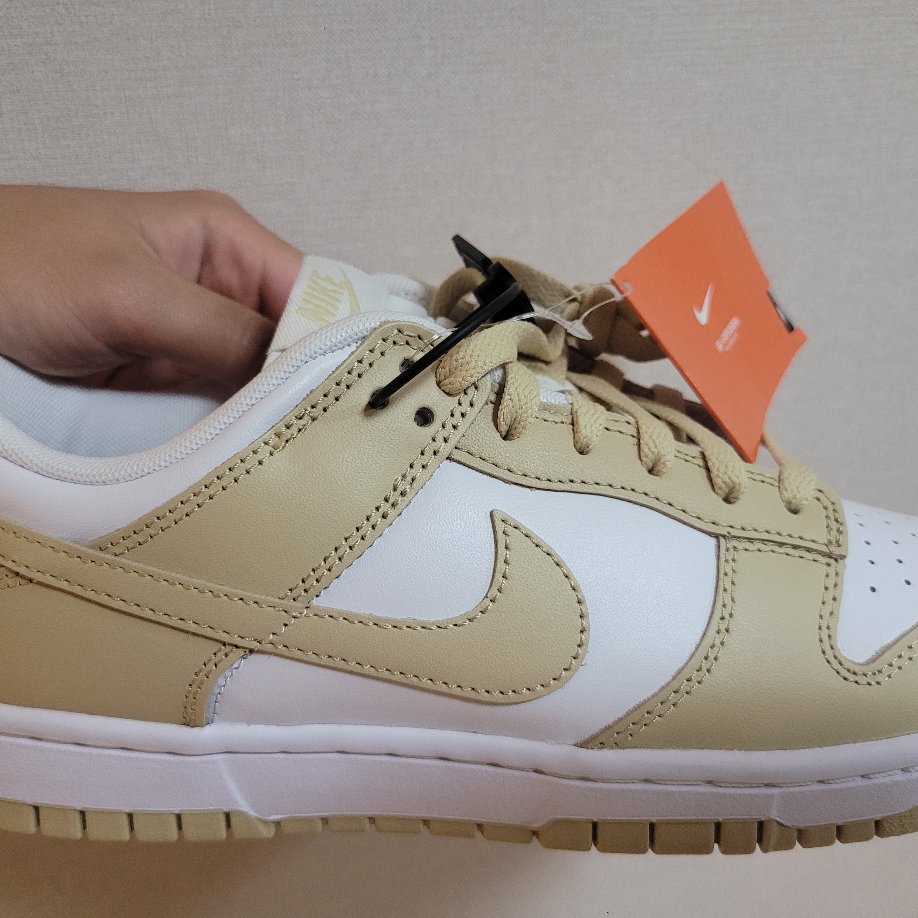 Nike Dunk Low Team Gold and White 착용 스타일