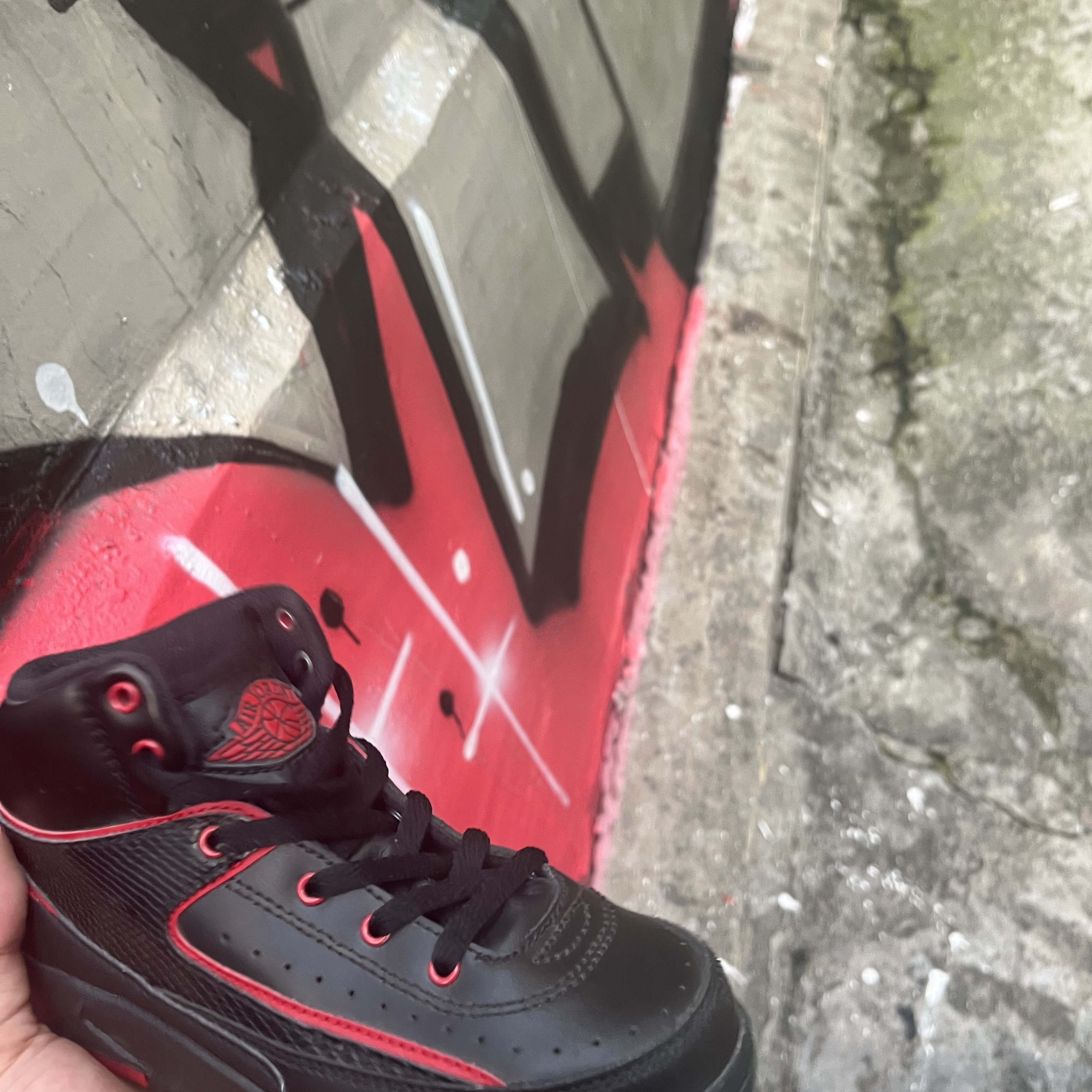 (GS) Jordan 2 Retro Black Varsity Red 착용 스타일