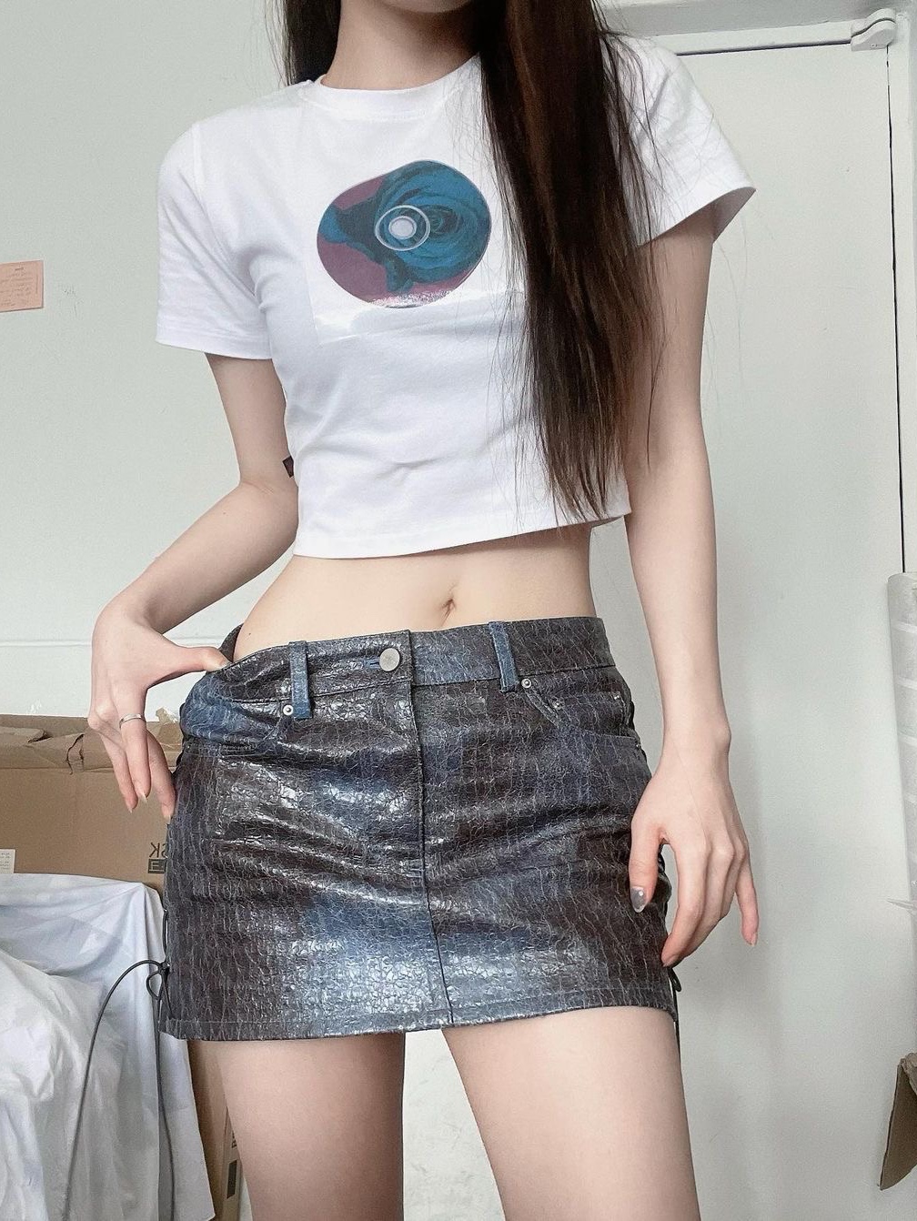 Darling You're Bad Women My Favorite Playlist Tee White, Darling You're Bad Women My Favorite Playlist Tee Black 착용 스타일 - 2