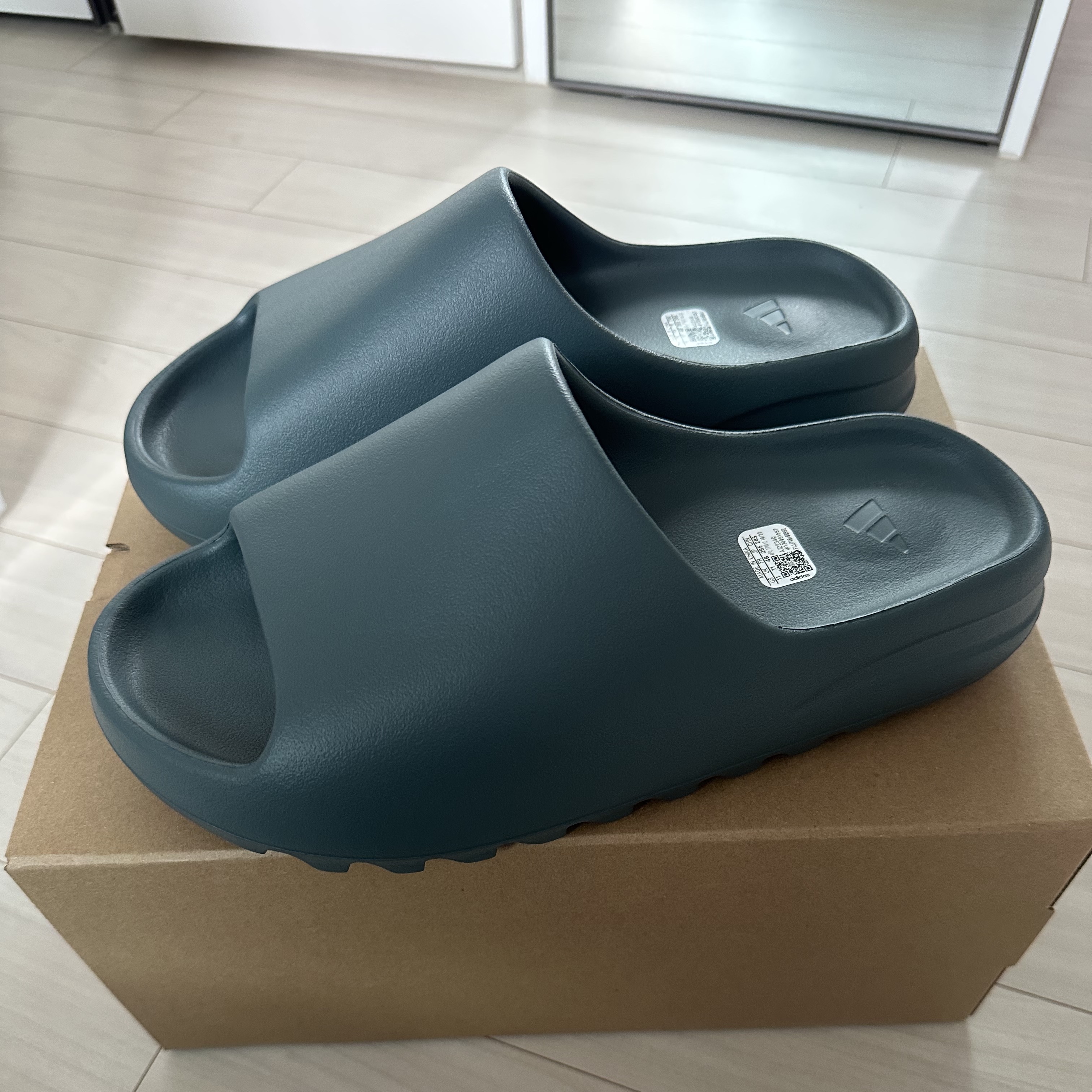 Adidas Yeezy Slide Slate Marine 착용 스타일 - 2