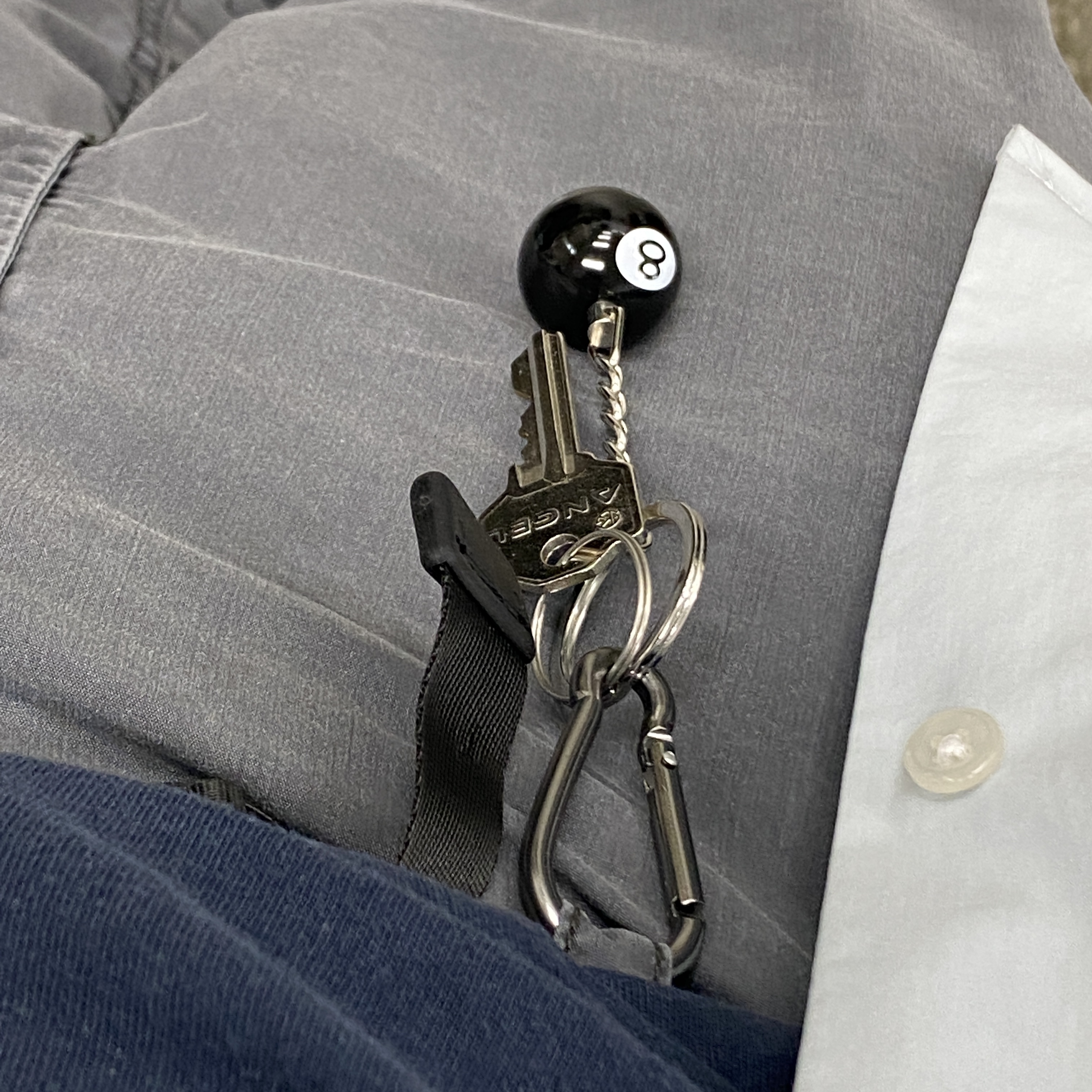 Stussy 8 Ball Keychain Black 착용 스타일
