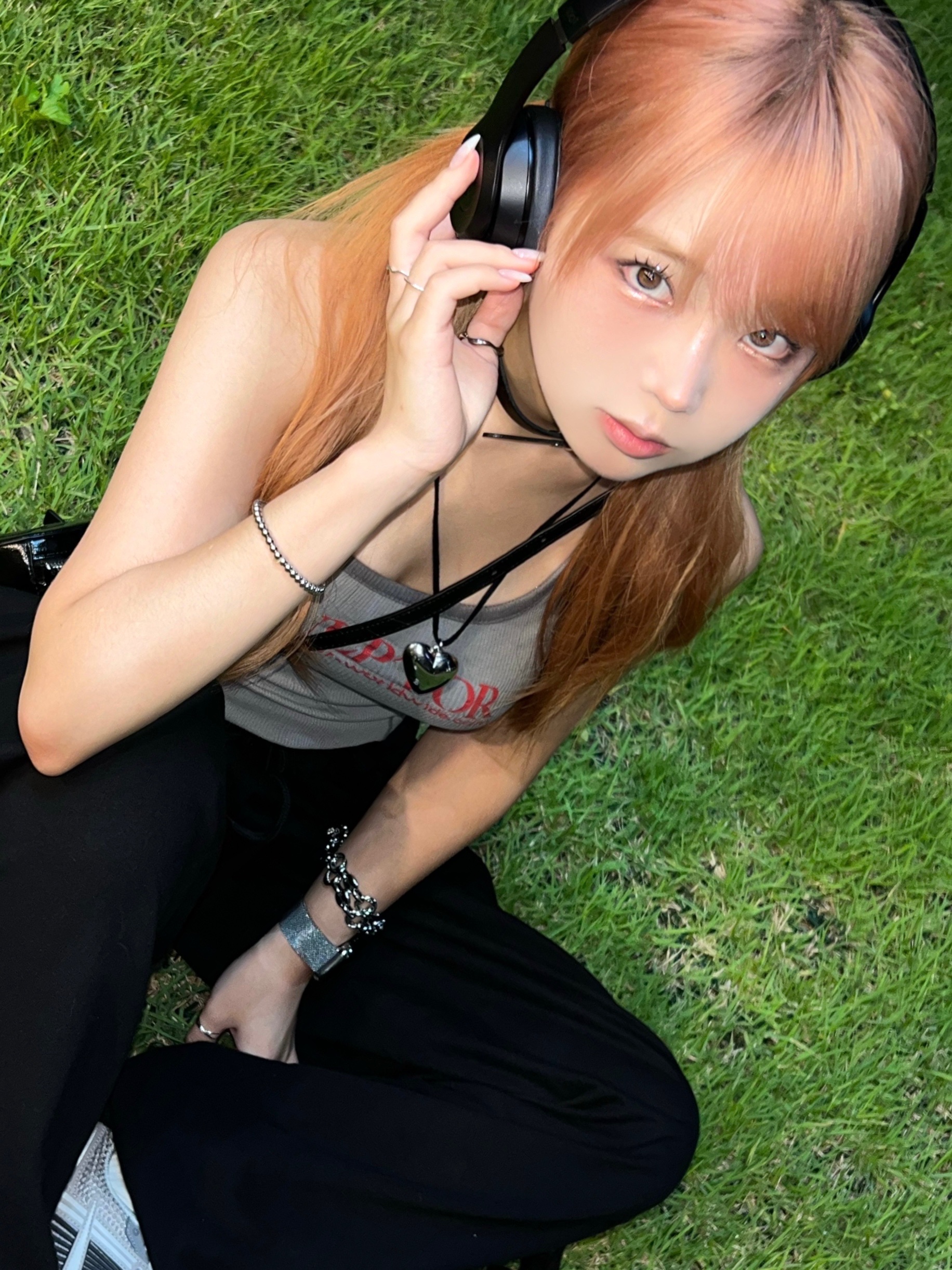 (W) Nike Zoom Vomero 5 Cobblestone and Flat Pewter, Beats Studio 3 Wireless Over Ear Headphone Matt Black (Korean Ver.) 착용 스타일 - 2