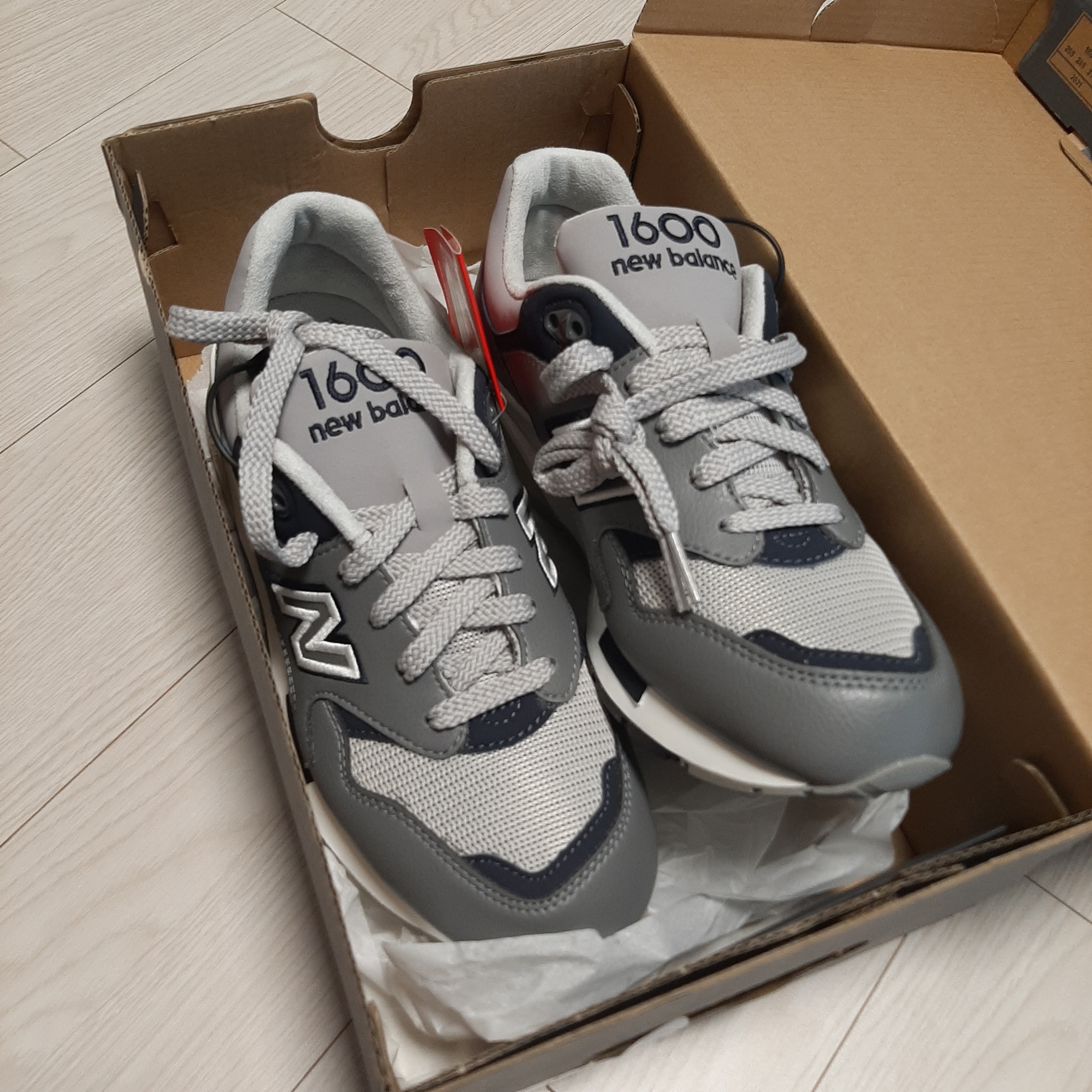 New Balance 1600 Legacy Grey 착용 스타일 - 2