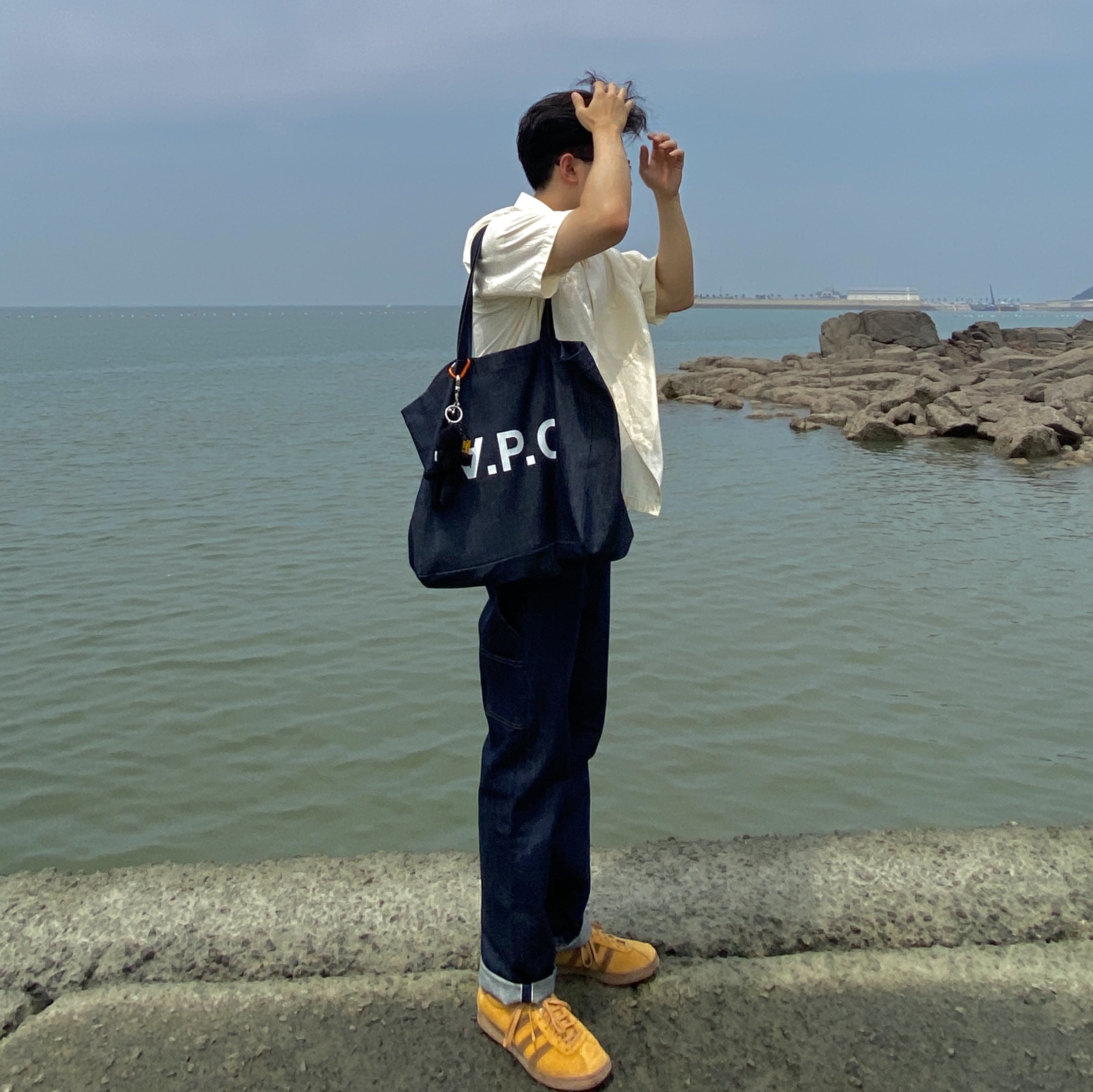 A.P.C. Daniela Shopping Bag Indigo, Comfort Piyong Keyring Black 착용 스타일 - 1