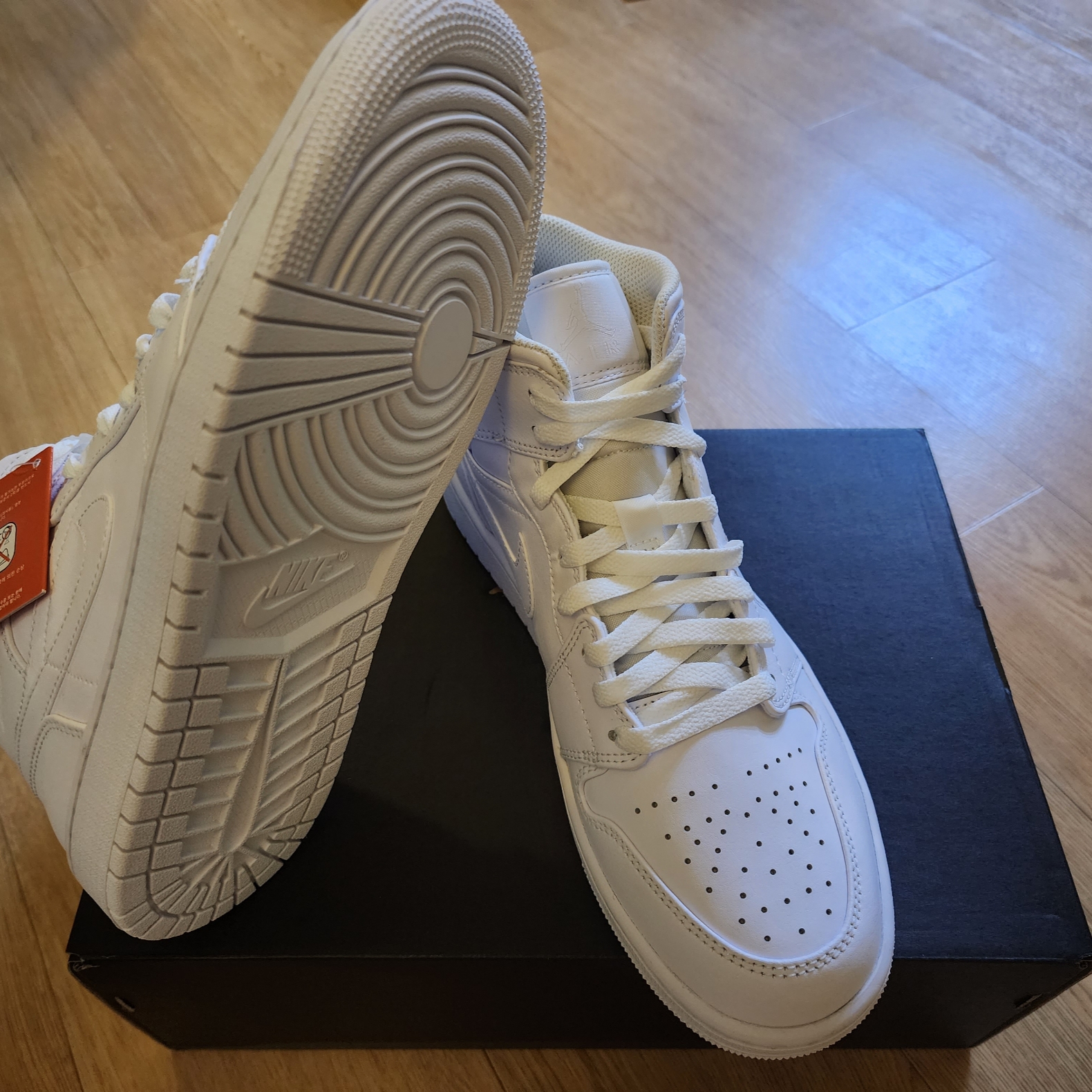 Jordan 1 Mid Triple White 2022 착용 스타일 - 3