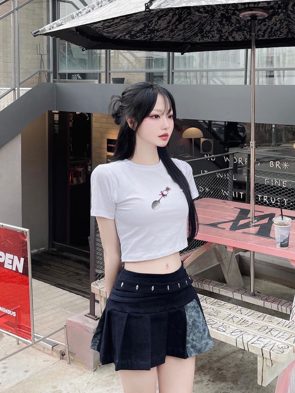 Darling You're Bad Women Come And Spoon Me Tee White 착용 스타일 - 1