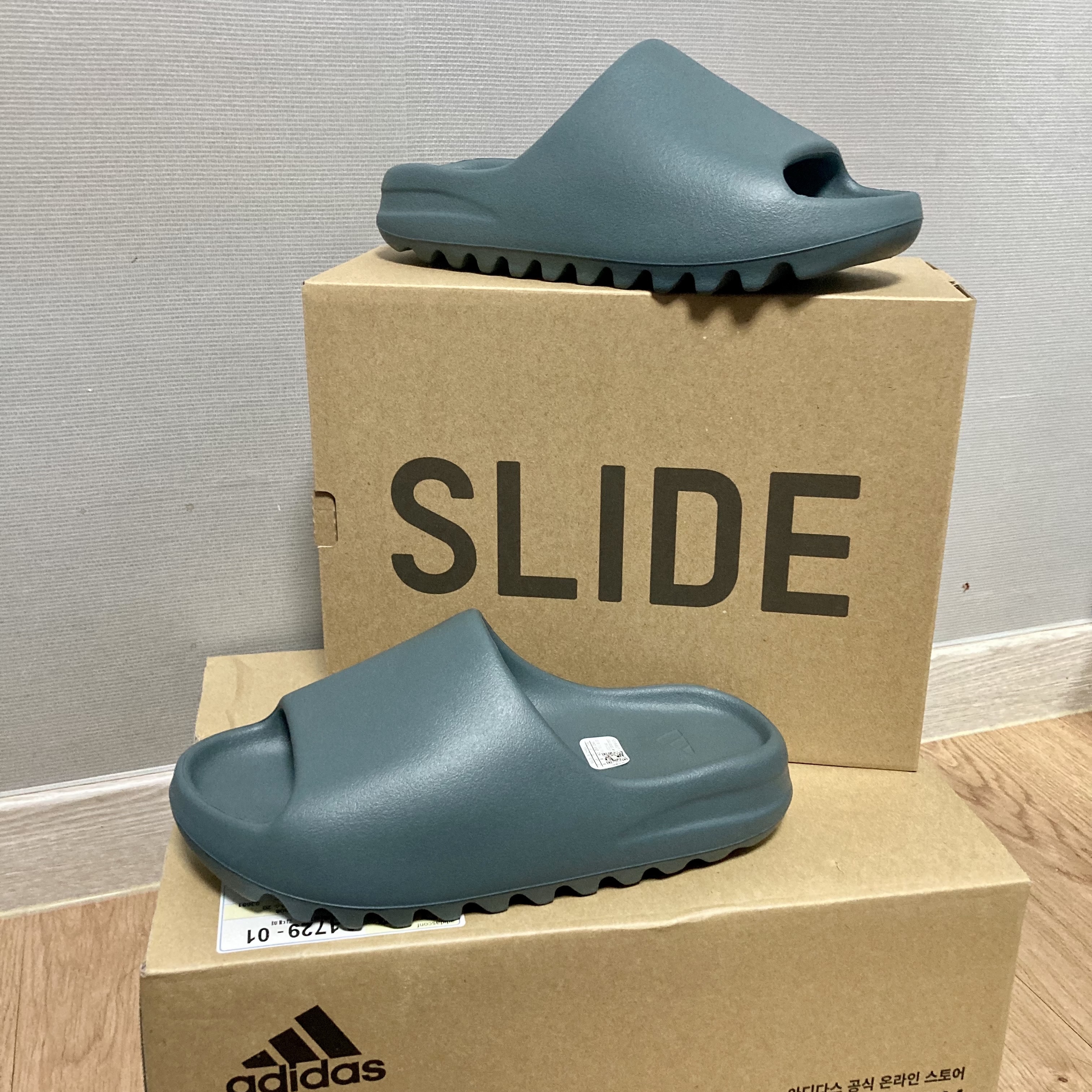 Adidas Yeezy Slide Slate Marine, Yeezy Gap Engineered By Balenciaga Dove No Seam T-Shirt Black 착용 스타일 - 1