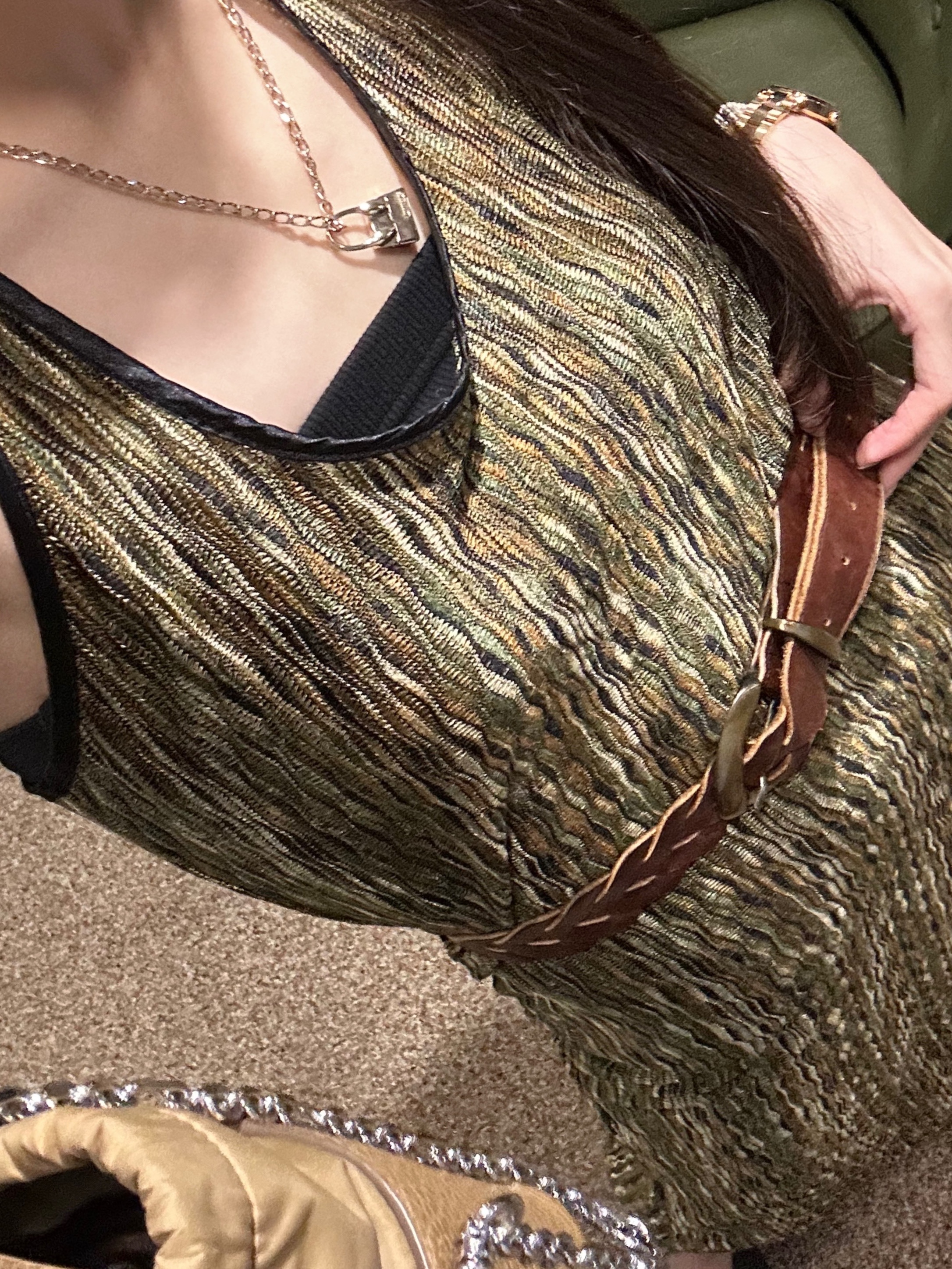 Jacquemus Le Collier Chiquito Charm Chain Necklace Light Gold, Maison Margiela 5AC Small Bucket Bag Camel 착용 스타일 - 5