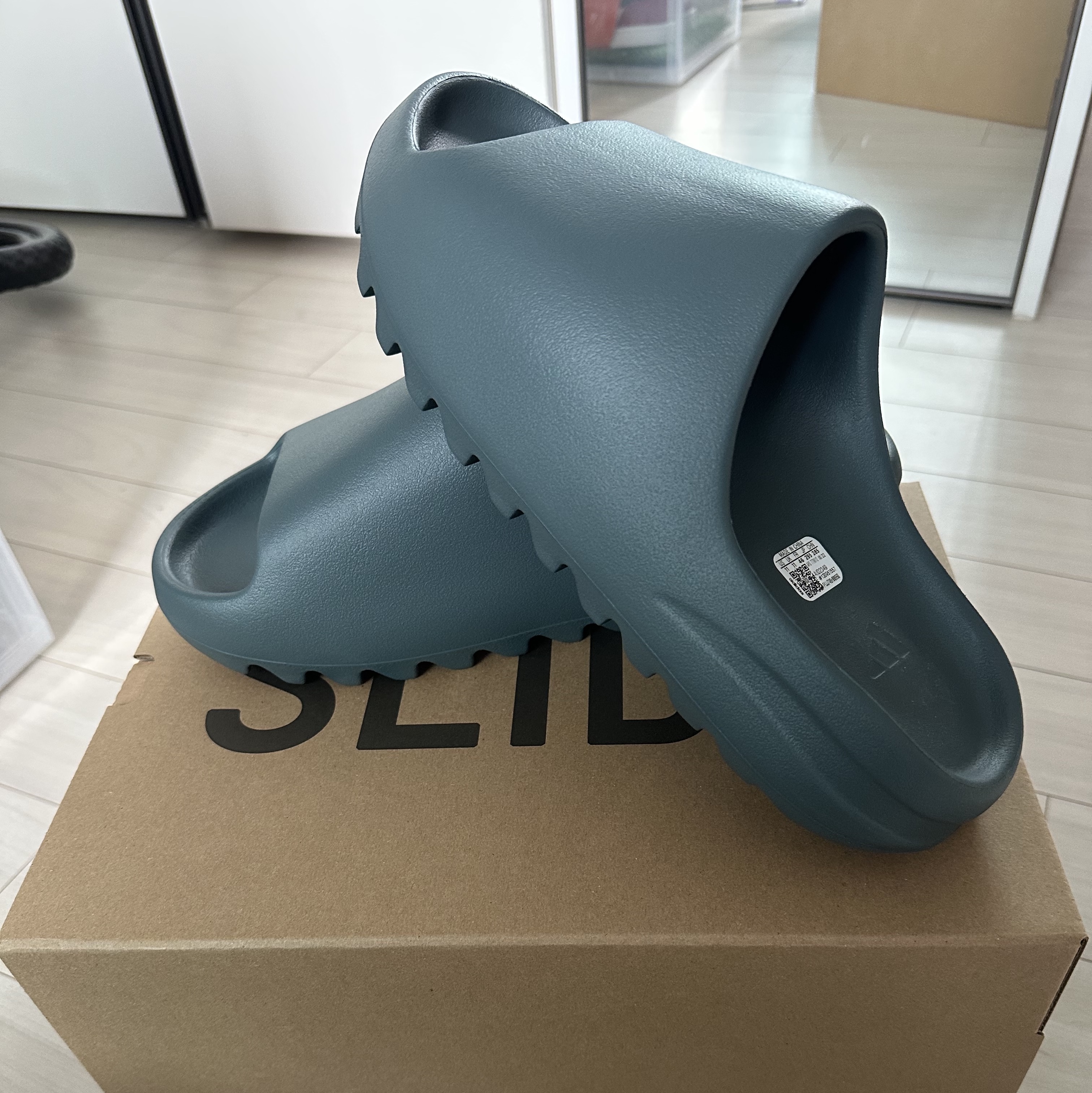 Adidas Yeezy Slide Slate Marine 착용 스타일 - 1