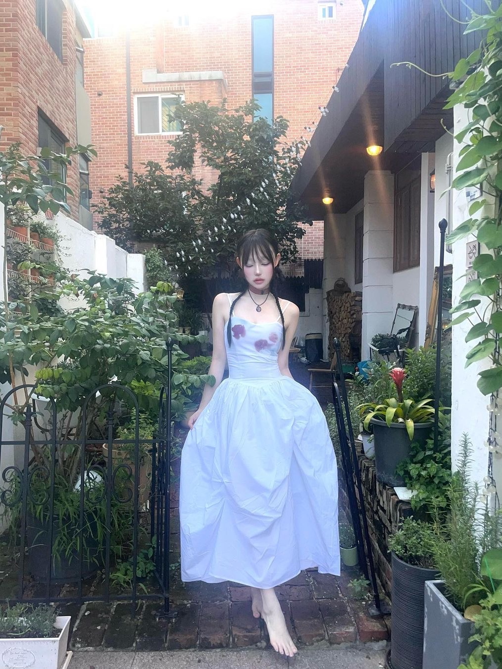 Darling You're Bad Women Unbalanced Shirring Long Dress Black, Darling You're Bad Women Unbalanced Shirring Long Dress Blue 착용 스타일 - 2