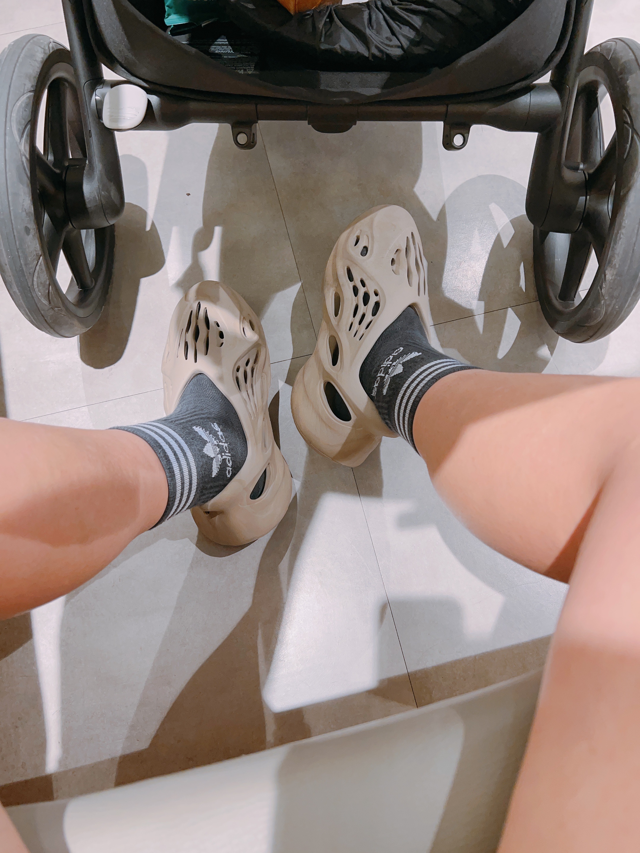Adidas Yeezy Foam RNNR Stone Sage 착용 스타일 - 1