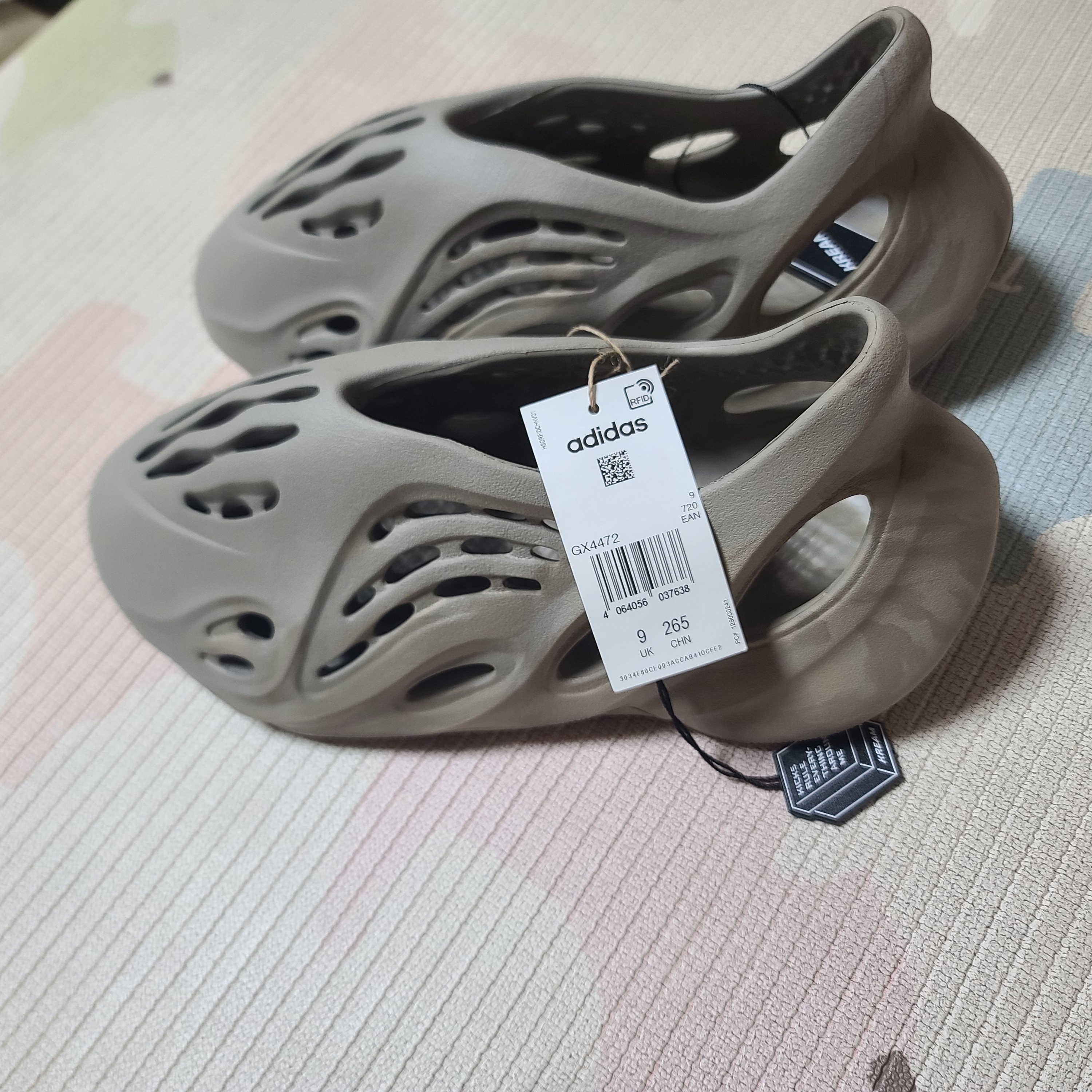 Adidas Yeezy Foam RNNR Stone Sage 착용 스타일