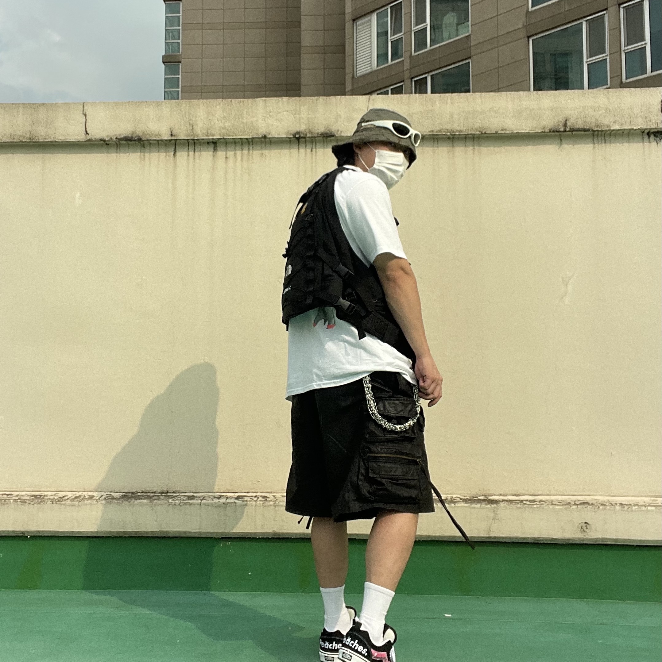 Vans x Peaches. Knu-Skool Black Pink, Undermycar Skal Multi Cargo Vintage Shorts Wren - 23SS 착용 스타일 - 4