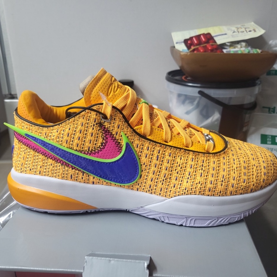 Nike LeBron XX EP Laser Orange Racer Blue 착용 스타일
