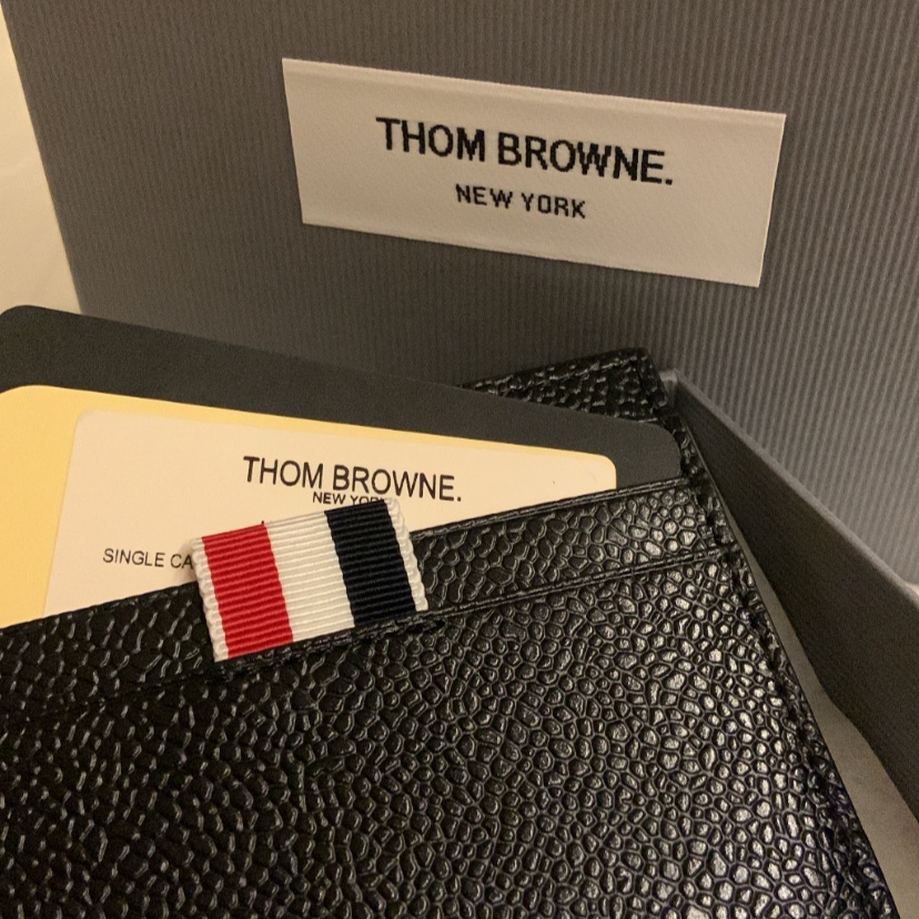 Thom Browne Pebble Grain Leather Stripe Note Compartment Card Holder Black 착용 스타일