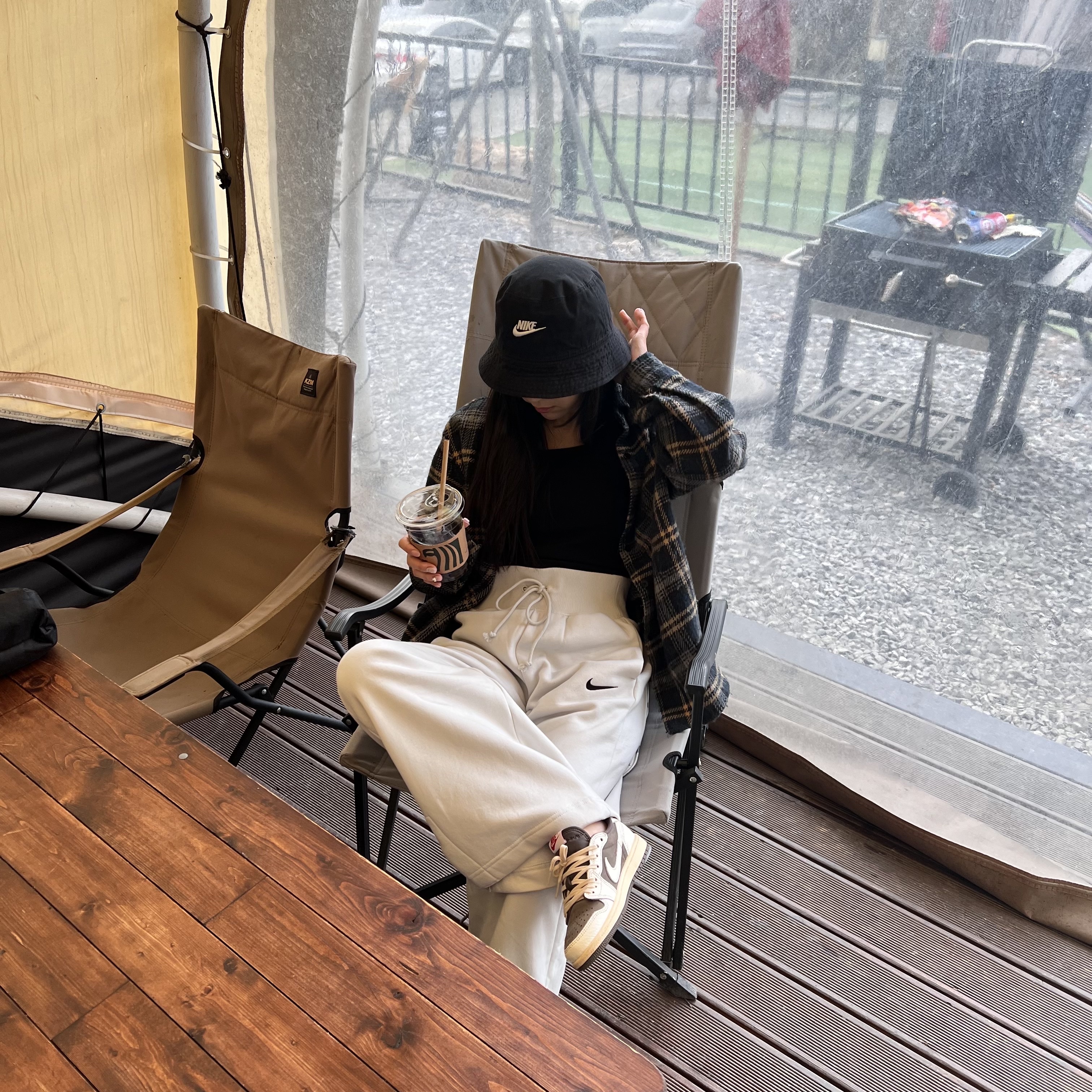 (W) Nike NSW Club Fleece Mid Rise Wide Leg Sweatpants Sanddrift White - Asia, Nike Futura Washed Bucket Hat Black 착용 스타일 - 1