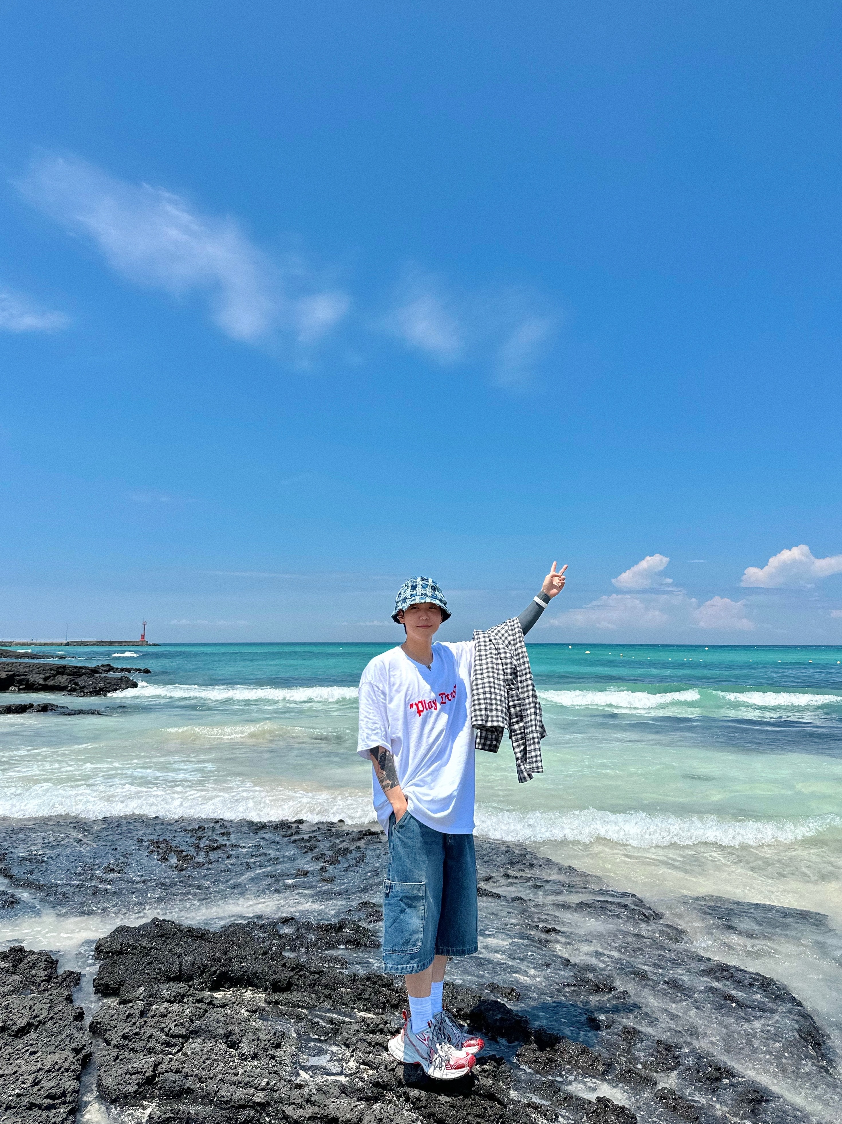 Supreme Play Dead T-Shirt White - 22FW, Supreme Frayed Patchwork Denim Crusher Washed Blue - 23SS 착용 스타일 - 1
