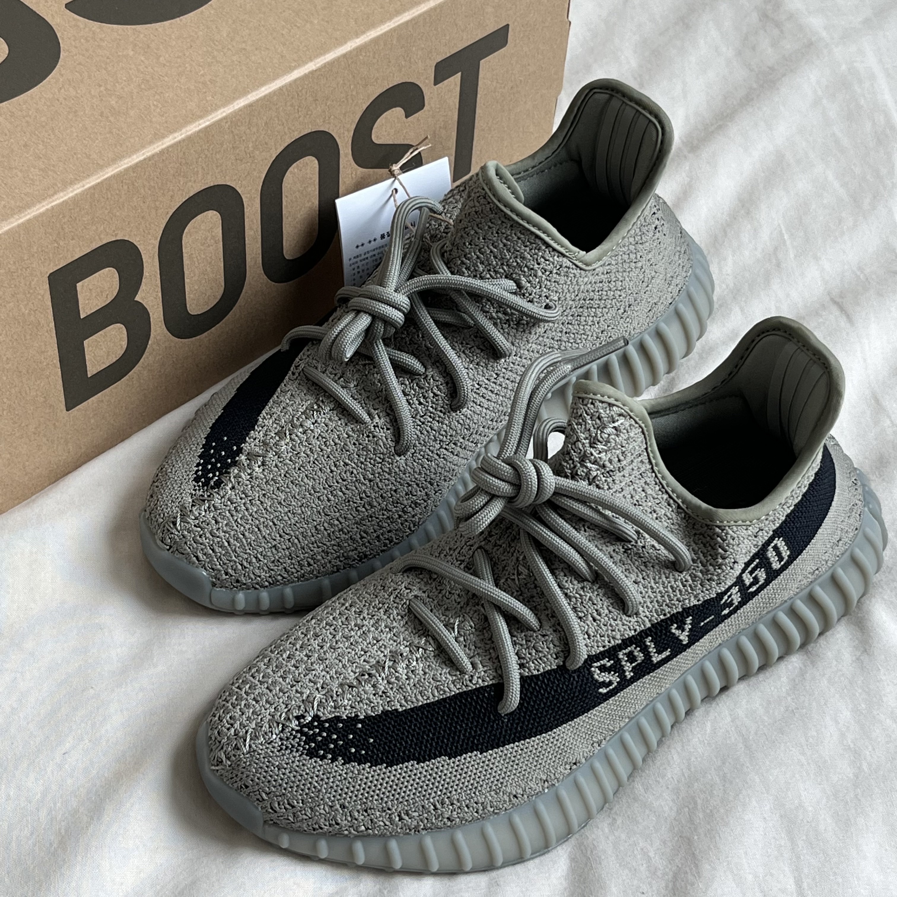 Adidas Yeezy Boost 350 V2 Granite Core Black 착용 스타일