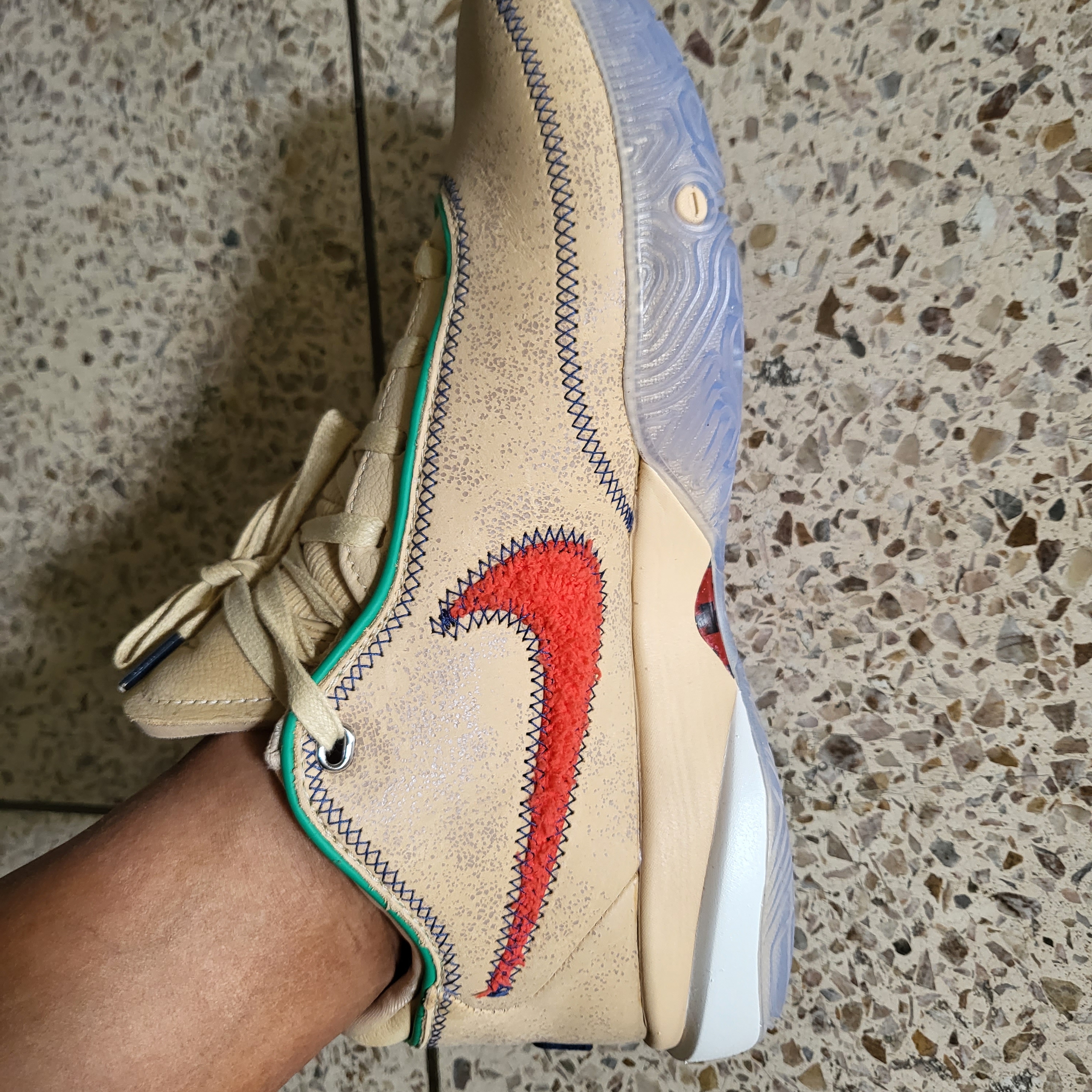 Nike LeBron XX EP Sesame Light Crimson 착용 스타일 - 3