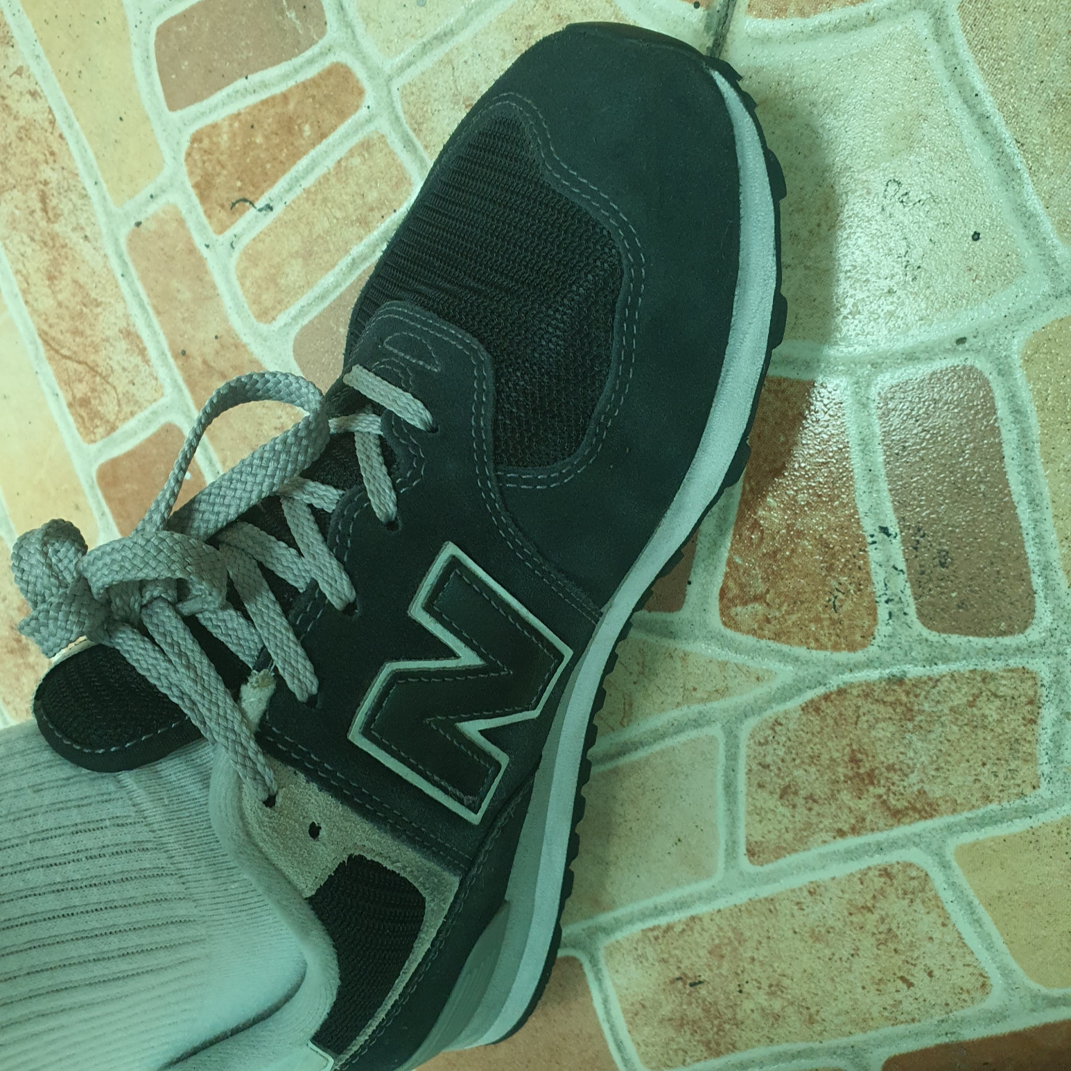 New Balance 574 Black - D Standard 착용 스타일 - 2