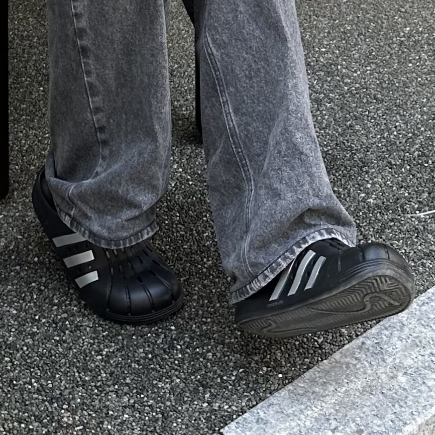 Adidas Adilette Clogs Core Black Silver Metallic 착용 스타일 - 1