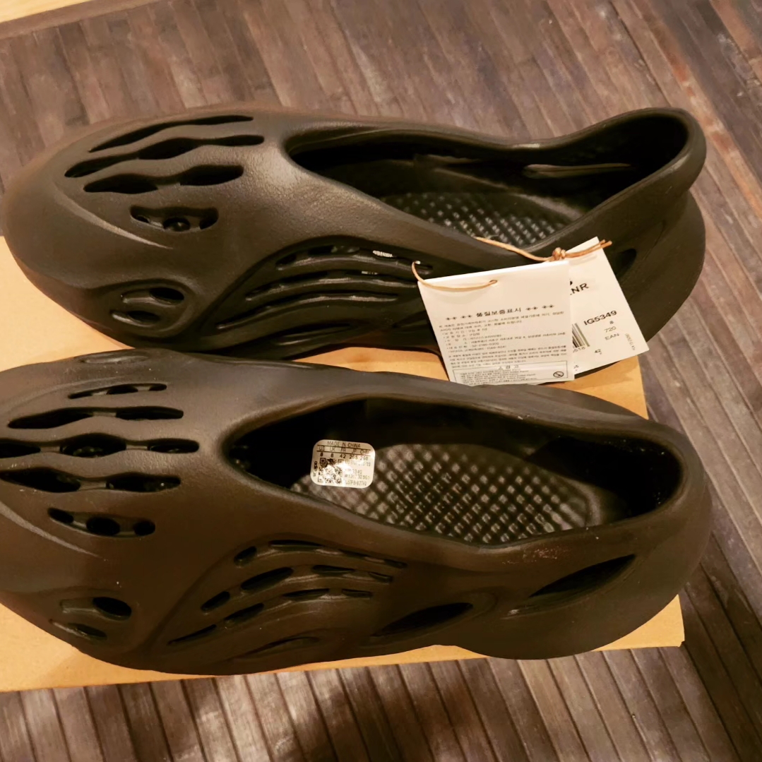 Adidas Yeezy Foam RNNR Carbon 착용 스타일 - 3