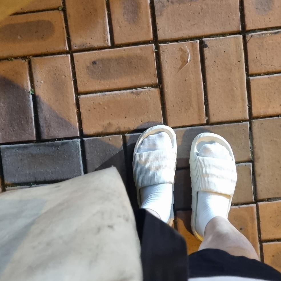 Adidas Adilette 22 Aluminium 착용 스타일
